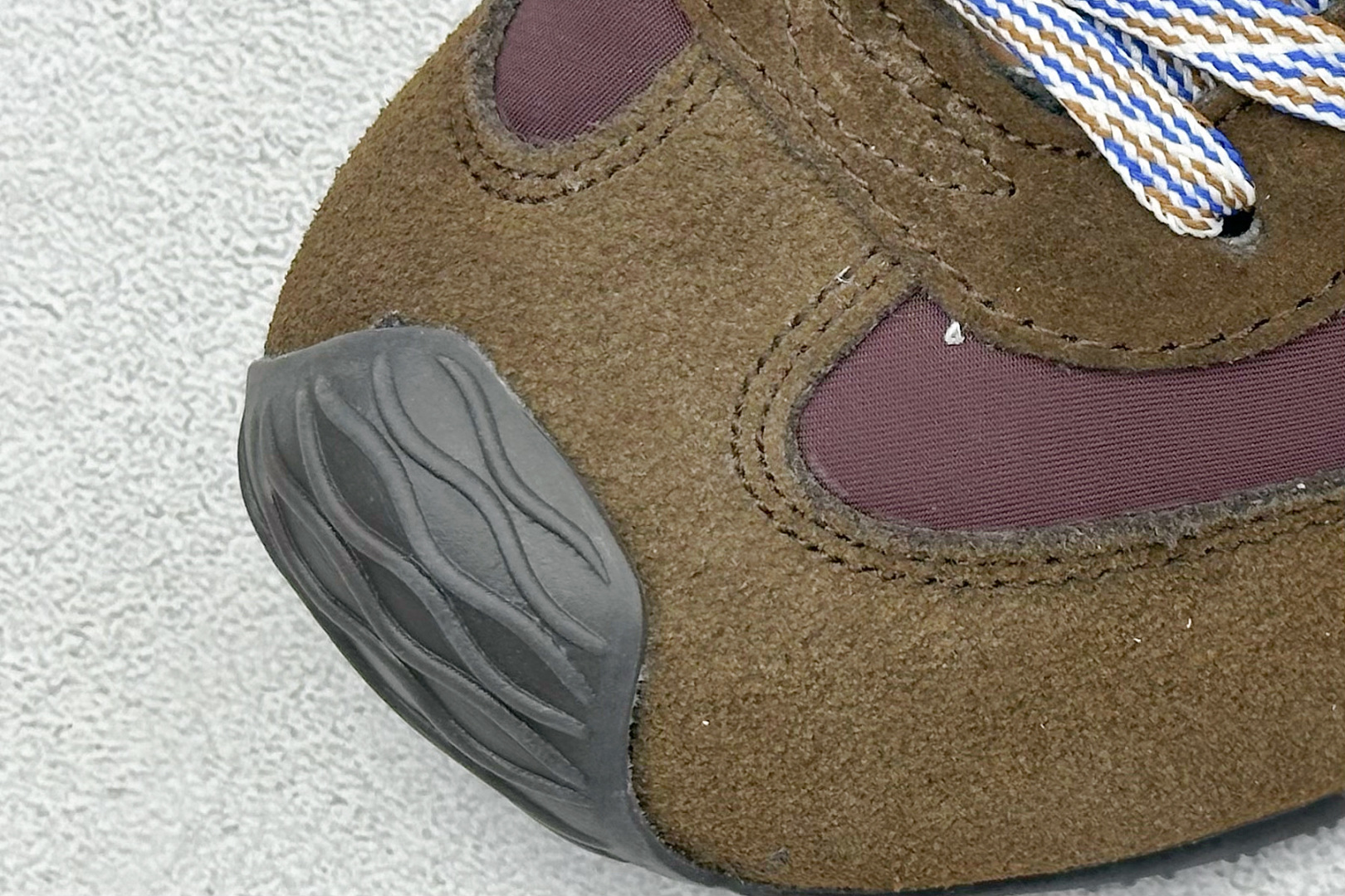 图片[7]-Loewe Ballet Runner 2.0系列罗意威 高帮 阿甘复古风德训薄底百搭休闲运动鞋 不对称鞋头设计 袜状内部结构 轻盈橡胶外底延伸至鞋头 后跟标签饰有注塑橡胶 LOEWE 标志 升级原楦型开发纸版 全手工拉帮工艺成型 采用反绒牛皮革拼接头层皮饰片 鞋面材质 鞋身原装高密度防刮尼龙面料 极好柔软效果 双层乳胶缓震鞋垫 外部搭配轻量 EVA缓震组合橡胶防滑片装外底 尺码：36-39-选品中心