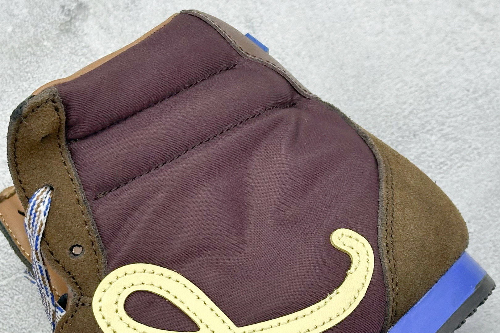 图片[9]-Loewe Ballet Runner 2.0系列罗意威 高帮 阿甘复古风德训薄底百搭休闲运动鞋 不对称鞋头设计 袜状内部结构 轻盈橡胶外底延伸至鞋头 后跟标签饰有注塑橡胶 LOEWE 标志 升级原楦型开发纸版 全手工拉帮工艺成型 采用反绒牛皮革拼接头层皮饰片 鞋面材质 鞋身原装高密度防刮尼龙面料 极好柔软效果 双层乳胶缓震鞋垫 外部搭配轻量 EVA缓震组合橡胶防滑片装外底 尺码：36-39-选品中心