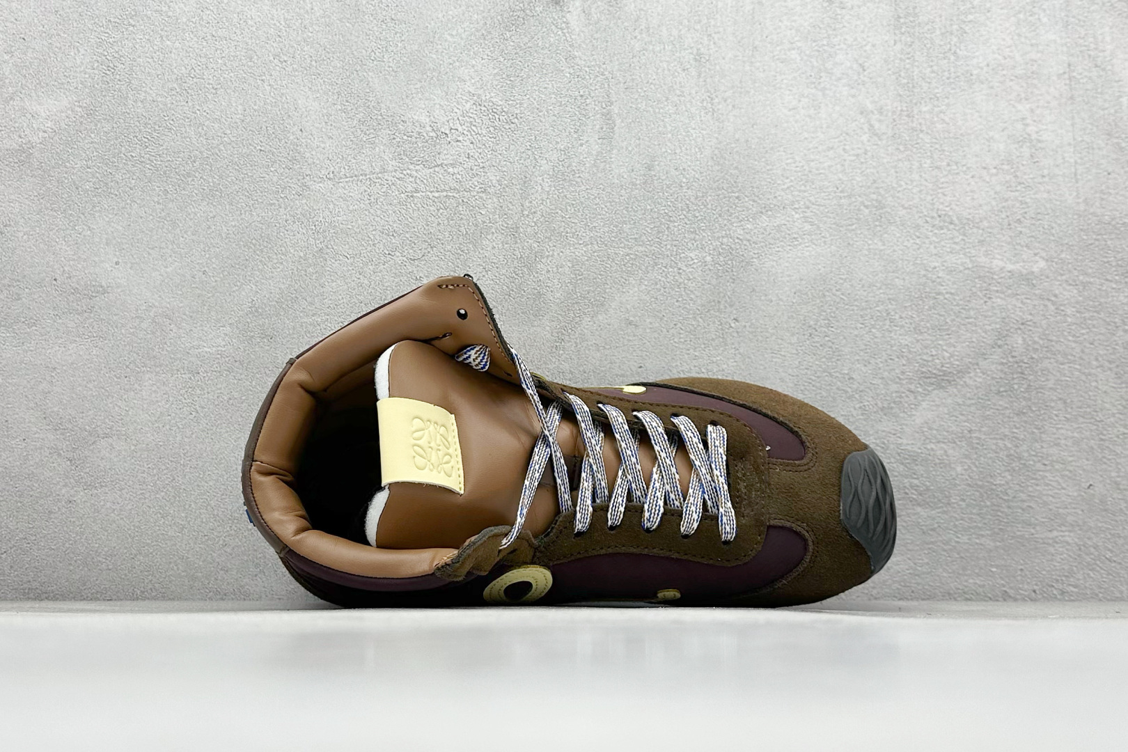 图片[3]-Loewe Ballet Runner 2.0系列罗意威 高帮 阿甘复古风德训薄底百搭休闲运动鞋 不对称鞋头设计 袜状内部结构 轻盈橡胶外底延伸至鞋头 后跟标签饰有注塑橡胶 LOEWE 标志 升级原楦型开发纸版 全手工拉帮工艺成型 采用反绒牛皮革拼接头层皮饰片 鞋面材质 鞋身原装高密度防刮尼龙面料 极好柔软效果 双层乳胶缓震鞋垫 外部搭配轻量 EVA缓震组合橡胶防滑片装外底 尺码：36-39-选品中心