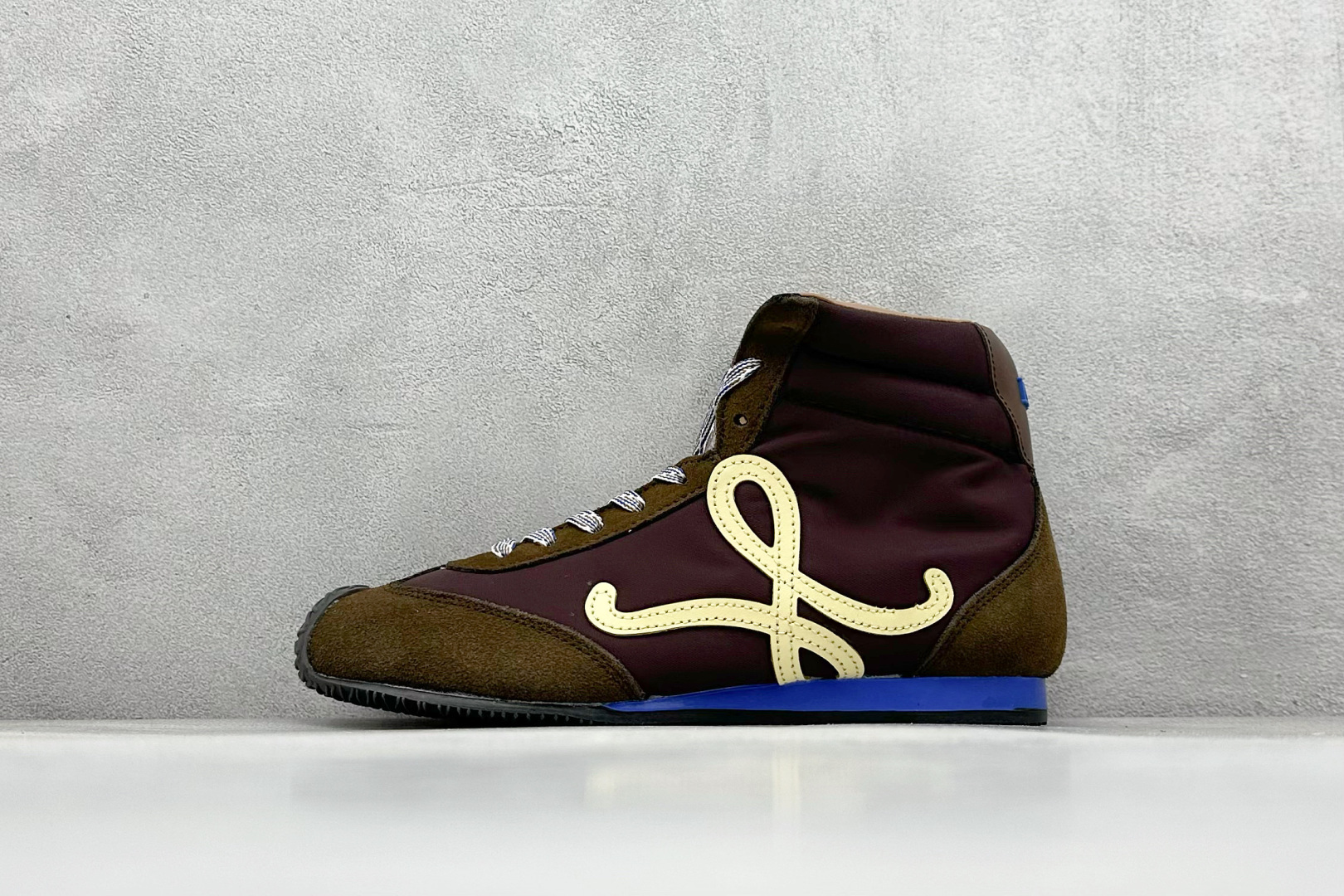 Loewe Ballet Runner 2.0系列罗意威 高帮 阿甘复古风德训薄底百搭休闲运动鞋 不对称鞋头设计 袜状内部结构 轻盈橡胶外底延伸至鞋头 后跟标签饰有注塑橡胶 LOEWE 标志 升级原楦型开发纸版 全手工拉帮工艺成型 采用反绒牛皮革拼接头层皮饰片 鞋面材质 鞋身原装高密度防刮尼龙面料 极好柔软效果 双层乳胶缓震鞋垫 外部搭配轻量 EVA缓震组合橡胶防滑片装外底 尺码：36-39-选品中心