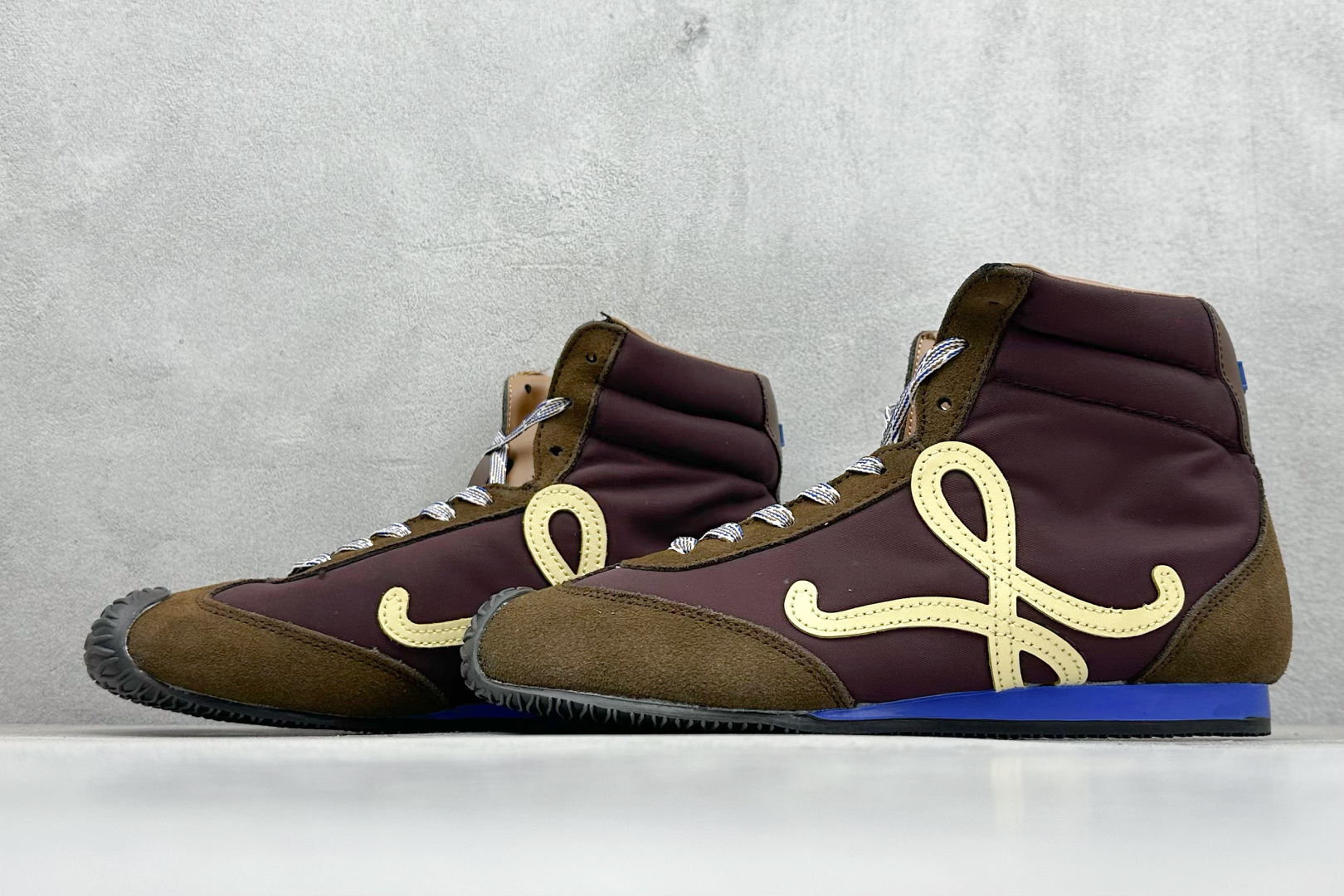 图片[5]-Loewe Ballet Runner 2.0系列罗意威 高帮 阿甘复古风德训薄底百搭休闲运动鞋 不对称鞋头设计 袜状内部结构 轻盈橡胶外底延伸至鞋头 后跟标签饰有注塑橡胶 LOEWE 标志 升级原楦型开发纸版 全手工拉帮工艺成型 采用反绒牛皮革拼接头层皮饰片 鞋面材质 鞋身原装高密度防刮尼龙面料 极好柔软效果 双层乳胶缓震鞋垫 外部搭配轻量 EVA缓震组合橡胶防滑片装外底 尺码：36-39-选品中心