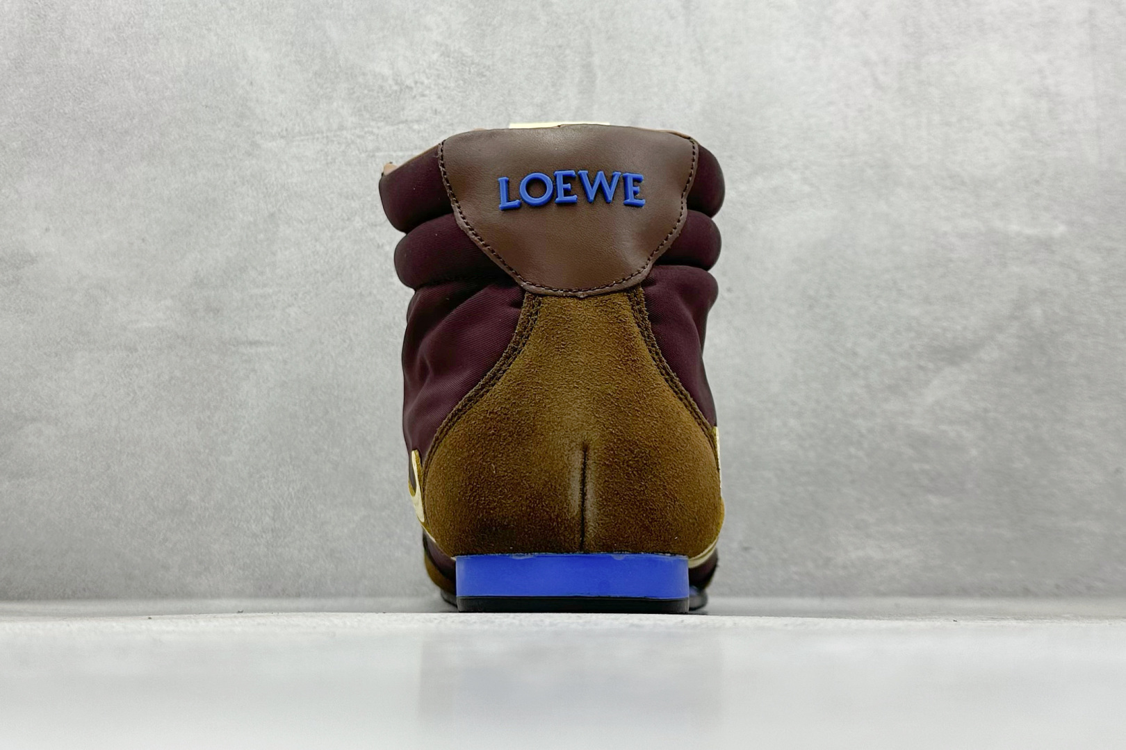 图片[6]-Loewe Ballet Runner 2.0系列罗意威 高帮 阿甘复古风德训薄底百搭休闲运动鞋 不对称鞋头设计 袜状内部结构 轻盈橡胶外底延伸至鞋头 后跟标签饰有注塑橡胶 LOEWE 标志 升级原楦型开发纸版 全手工拉帮工艺成型 采用反绒牛皮革拼接头层皮饰片 鞋面材质 鞋身原装高密度防刮尼龙面料 极好柔软效果 双层乳胶缓震鞋垫 外部搭配轻量 EVA缓震组合橡胶防滑片装外底 尺码：36-39-选品中心