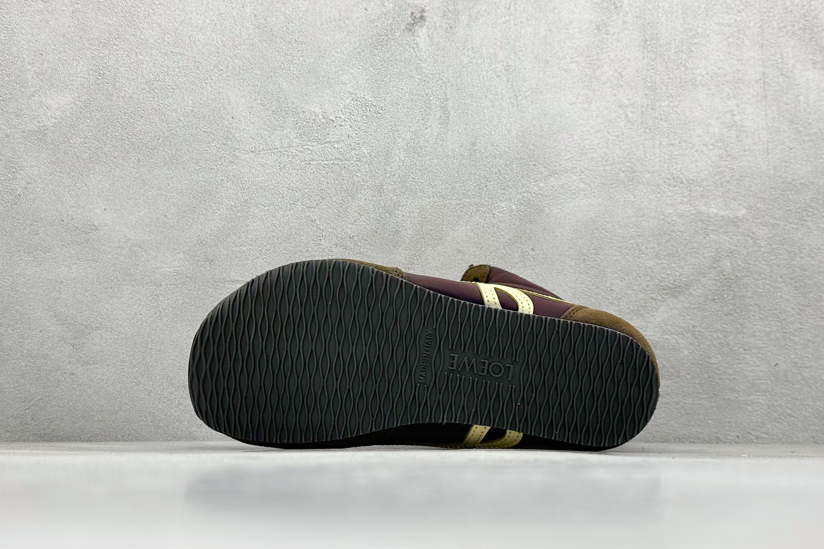 图片[4]-Loewe Ballet Runner 2.0系列罗意威 高帮 阿甘复古风德训薄底百搭休闲运动鞋 不对称鞋头设计 袜状内部结构 轻盈橡胶外底延伸至鞋头 后跟标签饰有注塑橡胶 LOEWE 标志 升级原楦型开发纸版 全手工拉帮工艺成型 采用反绒牛皮革拼接头层皮饰片 鞋面材质 鞋身原装高密度防刮尼龙面料 极好柔软效果 双层乳胶缓震鞋垫 外部搭配轻量 EVA缓震组合橡胶防滑片装外底 尺码：36-39-选品中心