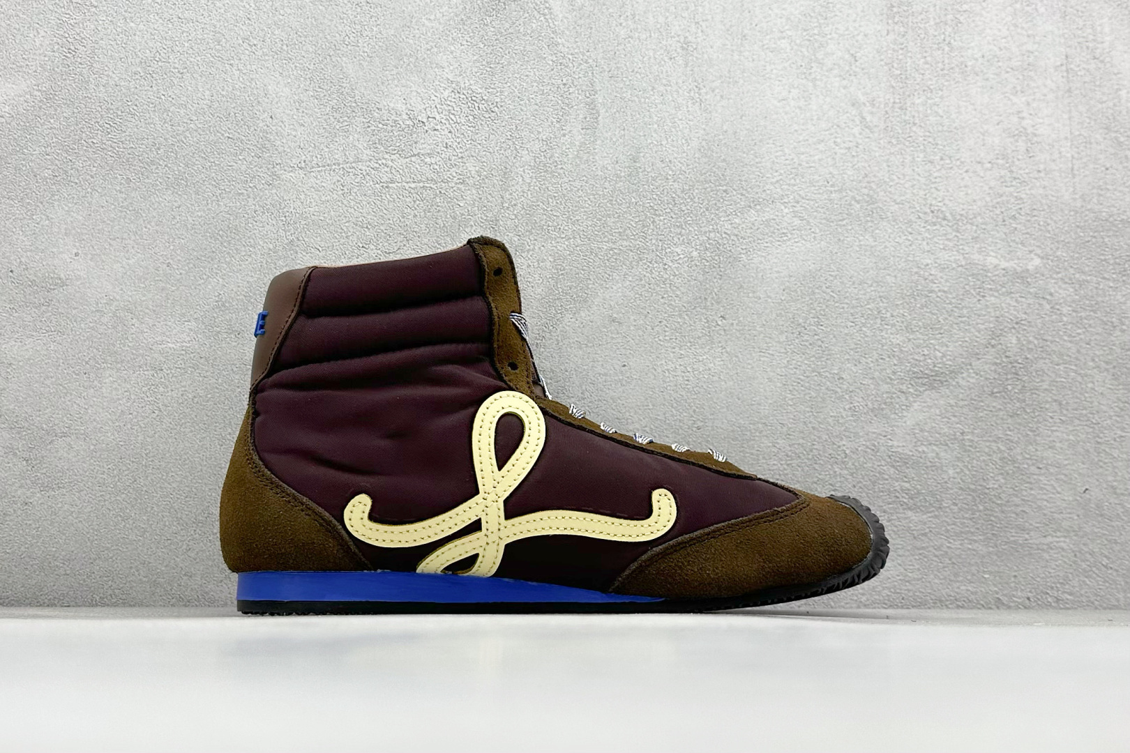 图片[2]-Loewe Ballet Runner 2.0系列罗意威 高帮 阿甘复古风德训薄底百搭休闲运动鞋 不对称鞋头设计 袜状内部结构 轻盈橡胶外底延伸至鞋头 后跟标签饰有注塑橡胶 LOEWE 标志 升级原楦型开发纸版 全手工拉帮工艺成型 采用反绒牛皮革拼接头层皮饰片 鞋面材质 鞋身原装高密度防刮尼龙面料 极好柔软效果 双层乳胶缓震鞋垫 外部搭配轻量 EVA缓震组合橡胶防滑片装外底 尺码：36-39-选品中心