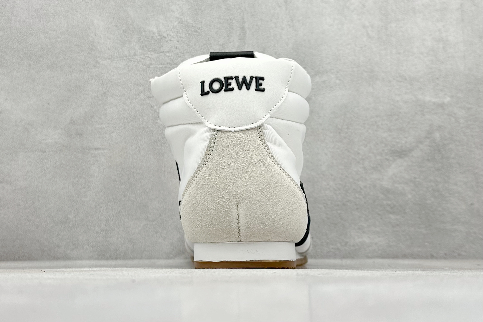 图片[6]-Loewe Ballet Runner 2.0系列罗意威 高帮 阿甘复古风德训薄底百搭休闲运动鞋 不对称鞋头设计 袜状内部结构 轻盈橡胶外底延伸至鞋头 后跟标签饰有注塑橡胶 LOEWE 标志 升级原楦型开发纸版 全手工拉帮工艺成型 采用反绒牛皮革拼接头层皮饰片 鞋面材质 鞋身原装高密度防刮尼龙面料 极好柔软效果 双层乳胶缓震鞋垫 外部搭配轻量 EVA缓震组合橡胶防滑片装外底 尺码：36-39-选品中心