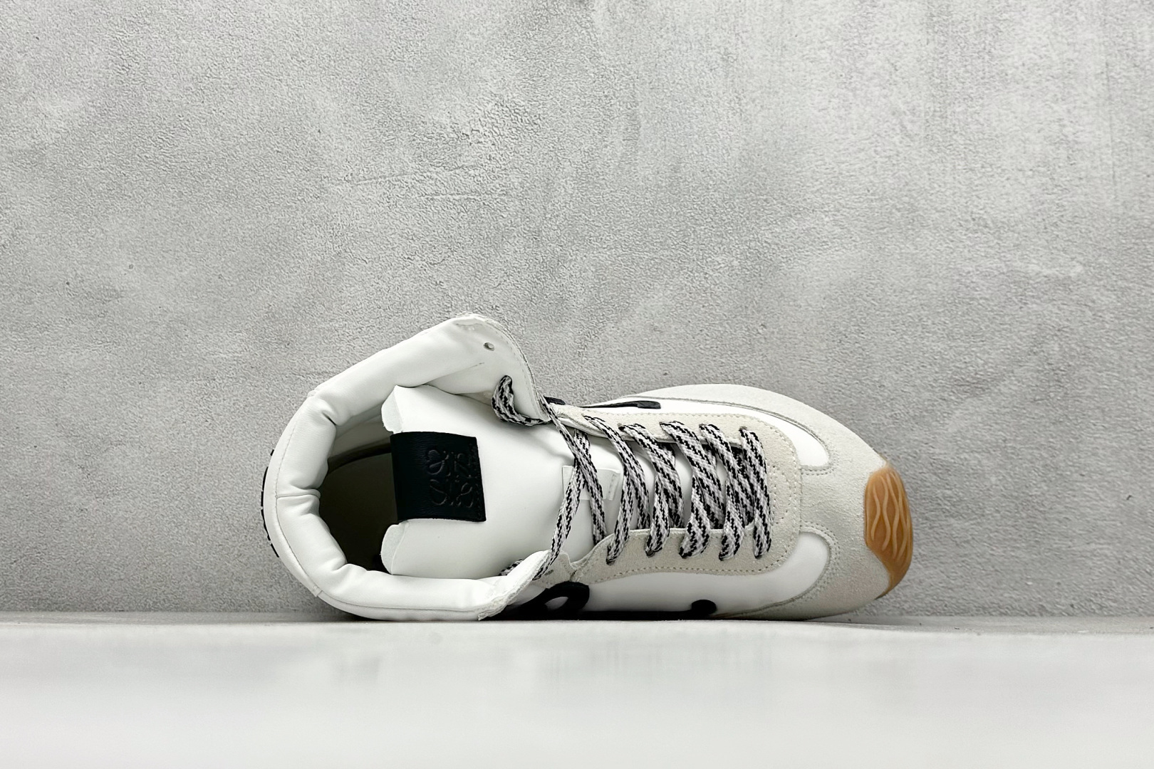 图片[3]-Loewe Ballet Runner 2.0系列罗意威 高帮 阿甘复古风德训薄底百搭休闲运动鞋 不对称鞋头设计 袜状内部结构 轻盈橡胶外底延伸至鞋头 后跟标签饰有注塑橡胶 LOEWE 标志 升级原楦型开发纸版 全手工拉帮工艺成型 采用反绒牛皮革拼接头层皮饰片 鞋面材质 鞋身原装高密度防刮尼龙面料 极好柔软效果 双层乳胶缓震鞋垫 外部搭配轻量 EVA缓震组合橡胶防滑片装外底 尺码：36-39-选品中心