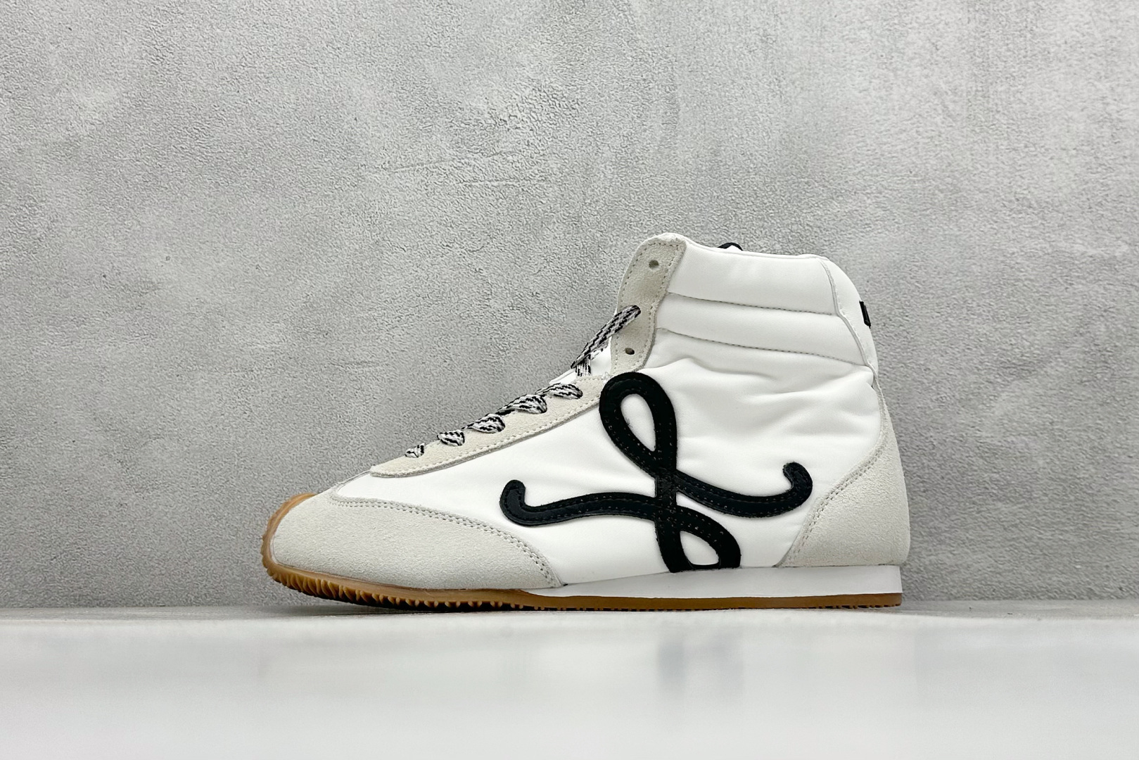 Loewe Ballet Runner 2.0系列罗意威 高帮 阿甘复古风德训薄底百搭休闲运动鞋 不对称鞋头设计 袜状内部结构 轻盈橡胶外底延伸至鞋头 后跟标签饰有注塑橡胶 LOEWE 标志 升级原楦型开发纸版 全手工拉帮工艺成型 采用反绒牛皮革拼接头层皮饰片 鞋面材质 鞋身原装高密度防刮尼龙面料 极好柔软效果 双层乳胶缓震鞋垫 外部搭配轻量 EVA缓震组合橡胶防滑片装外底 尺码：36-39-选品中心