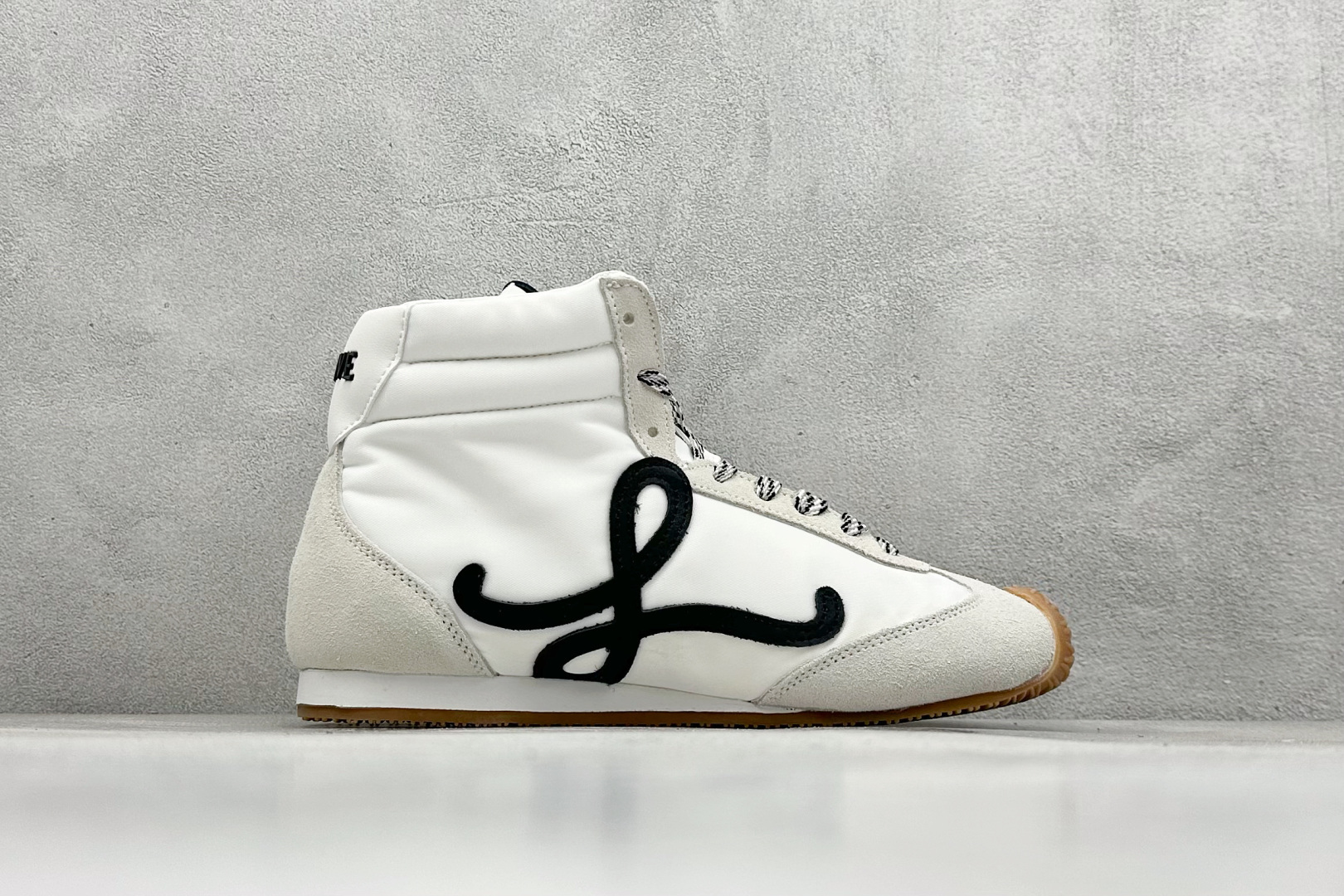 图片[2]-Loewe Ballet Runner 2.0系列罗意威 高帮 阿甘复古风德训薄底百搭休闲运动鞋 不对称鞋头设计 袜状内部结构 轻盈橡胶外底延伸至鞋头 后跟标签饰有注塑橡胶 LOEWE 标志 升级原楦型开发纸版 全手工拉帮工艺成型 采用反绒牛皮革拼接头层皮饰片 鞋面材质 鞋身原装高密度防刮尼龙面料 极好柔软效果 双层乳胶缓震鞋垫 外部搭配轻量 EVA缓震组合橡胶防滑片装外底 尺码：36-39-选品中心