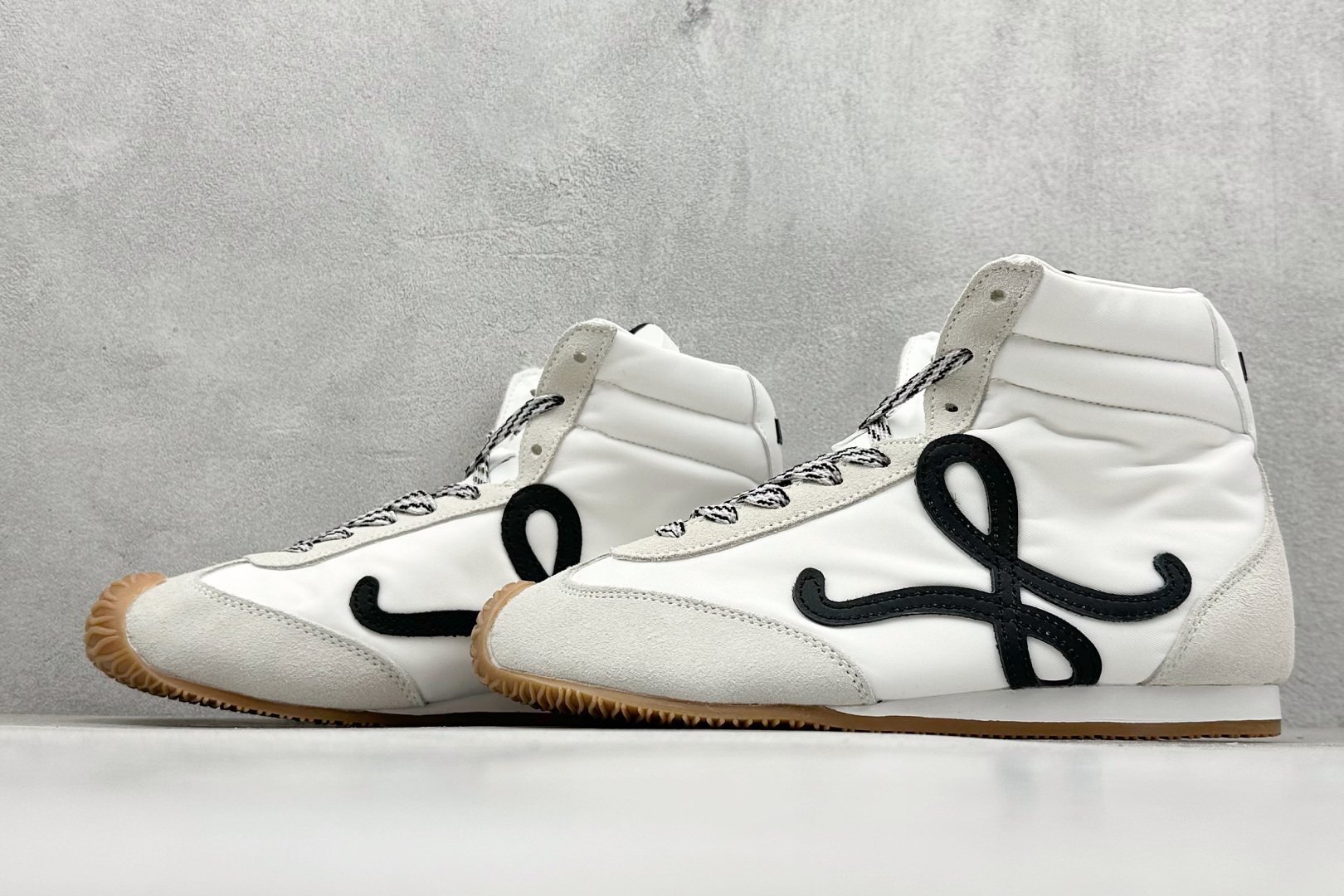 图片[5]-Loewe Ballet Runner 2.0系列罗意威 高帮 阿甘复古风德训薄底百搭休闲运动鞋 不对称鞋头设计 袜状内部结构 轻盈橡胶外底延伸至鞋头 后跟标签饰有注塑橡胶 LOEWE 标志 升级原楦型开发纸版 全手工拉帮工艺成型 采用反绒牛皮革拼接头层皮饰片 鞋面材质 鞋身原装高密度防刮尼龙面料 极好柔软效果 双层乳胶缓震鞋垫 外部搭配轻量 EVA缓震组合橡胶防滑片装外底 尺码：36-39-选品中心