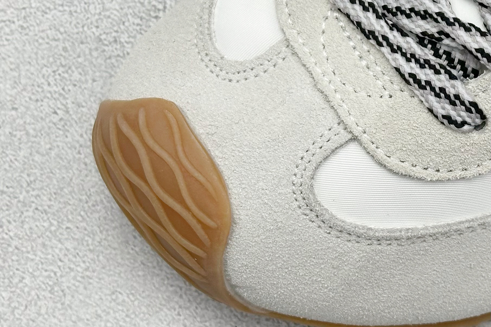 图片[7]-Loewe Ballet Runner 2.0系列罗意威 高帮 阿甘复古风德训薄底百搭休闲运动鞋 不对称鞋头设计 袜状内部结构 轻盈橡胶外底延伸至鞋头 后跟标签饰有注塑橡胶 LOEWE 标志 升级原楦型开发纸版 全手工拉帮工艺成型 采用反绒牛皮革拼接头层皮饰片 鞋面材质 鞋身原装高密度防刮尼龙面料 极好柔软效果 双层乳胶缓震鞋垫 外部搭配轻量 EVA缓震组合橡胶防滑片装外底 尺码：36-39-选品中心