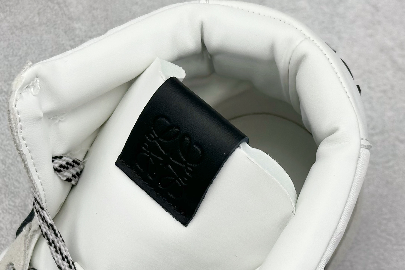 图片[8]-Loewe Ballet Runner 2.0系列罗意威 高帮 阿甘复古风德训薄底百搭休闲运动鞋 不对称鞋头设计 袜状内部结构 轻盈橡胶外底延伸至鞋头 后跟标签饰有注塑橡胶 LOEWE 标志 升级原楦型开发纸版 全手工拉帮工艺成型 采用反绒牛皮革拼接头层皮饰片 鞋面材质 鞋身原装高密度防刮尼龙面料 极好柔软效果 双层乳胶缓震鞋垫 外部搭配轻量 EVA缓震组合橡胶防滑片装外底 尺码：36-39-选品中心