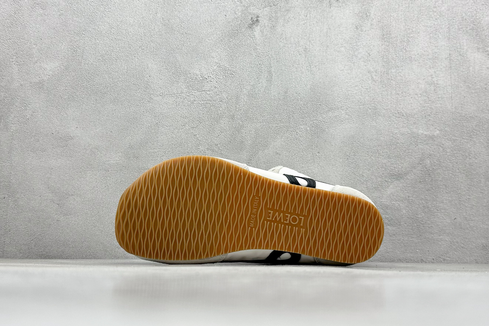 图片[4]-Loewe Ballet Runner 2.0系列罗意威 高帮 阿甘复古风德训薄底百搭休闲运动鞋 不对称鞋头设计 袜状内部结构 轻盈橡胶外底延伸至鞋头 后跟标签饰有注塑橡胶 LOEWE 标志 升级原楦型开发纸版 全手工拉帮工艺成型 采用反绒牛皮革拼接头层皮饰片 鞋面材质 鞋身原装高密度防刮尼龙面料 极好柔软效果 双层乳胶缓震鞋垫 外部搭配轻量 EVA缓震组合橡胶防滑片装外底 尺码：36-39-选品中心