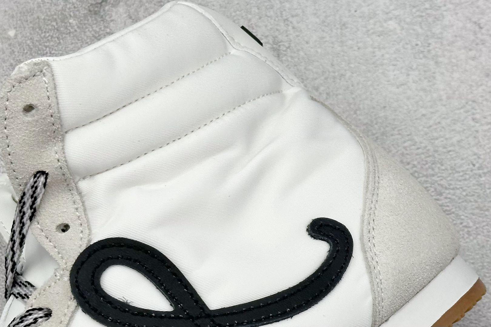 图片[9]-Loewe Ballet Runner 2.0系列罗意威 高帮 阿甘复古风德训薄底百搭休闲运动鞋 不对称鞋头设计 袜状内部结构 轻盈橡胶外底延伸至鞋头 后跟标签饰有注塑橡胶 LOEWE 标志 升级原楦型开发纸版 全手工拉帮工艺成型 采用反绒牛皮革拼接头层皮饰片 鞋面材质 鞋身原装高密度防刮尼龙面料 极好柔软效果 双层乳胶缓震鞋垫 外部搭配轻量 EVA缓震组合橡胶防滑片装外底 尺码：36-39-选品中心