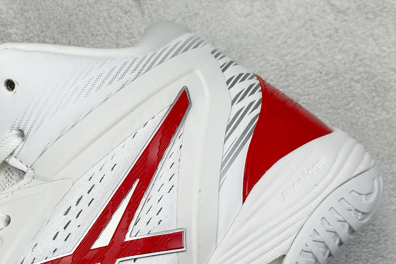 图片[9]-Asics Gelhoop V14 亚瑟士减震助弹防滑篮球鞋 中底采用了FLYTEFOAM和FLYTEFOAM PROPEL中底，提供了更加良好的缓震和回弹性。鞋底的RISETRUSS稳定片，提供稳定的同时可以提高脚步的灵活度。鞋面采用网眼和PU薄膜结合，兼具了鞋款的轻量性和透气性。延伸至前掌的RISETRUSS科技，增加推进效果，提供良好的稳定性。NON MAEKING无痕橡胶设计，减少对木地板的损伤。 货号：1063A060-104 尺码：40-45-选品中心