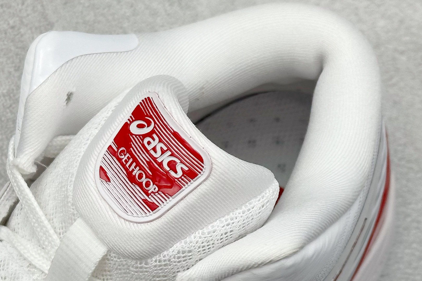 图片[8]-Asics Gelhoop V14 亚瑟士减震助弹防滑篮球鞋 中底采用了FLYTEFOAM和FLYTEFOAM PROPEL中底，提供了更加良好的缓震和回弹性。鞋底的RISETRUSS稳定片，提供稳定的同时可以提高脚步的灵活度。鞋面采用网眼和PU薄膜结合，兼具了鞋款的轻量性和透气性。延伸至前掌的RISETRUSS科技，增加推进效果，提供良好的稳定性。NON MAEKING无痕橡胶设计，减少对木地板的损伤。 货号：1063A060-104 尺码：40-45-选品中心