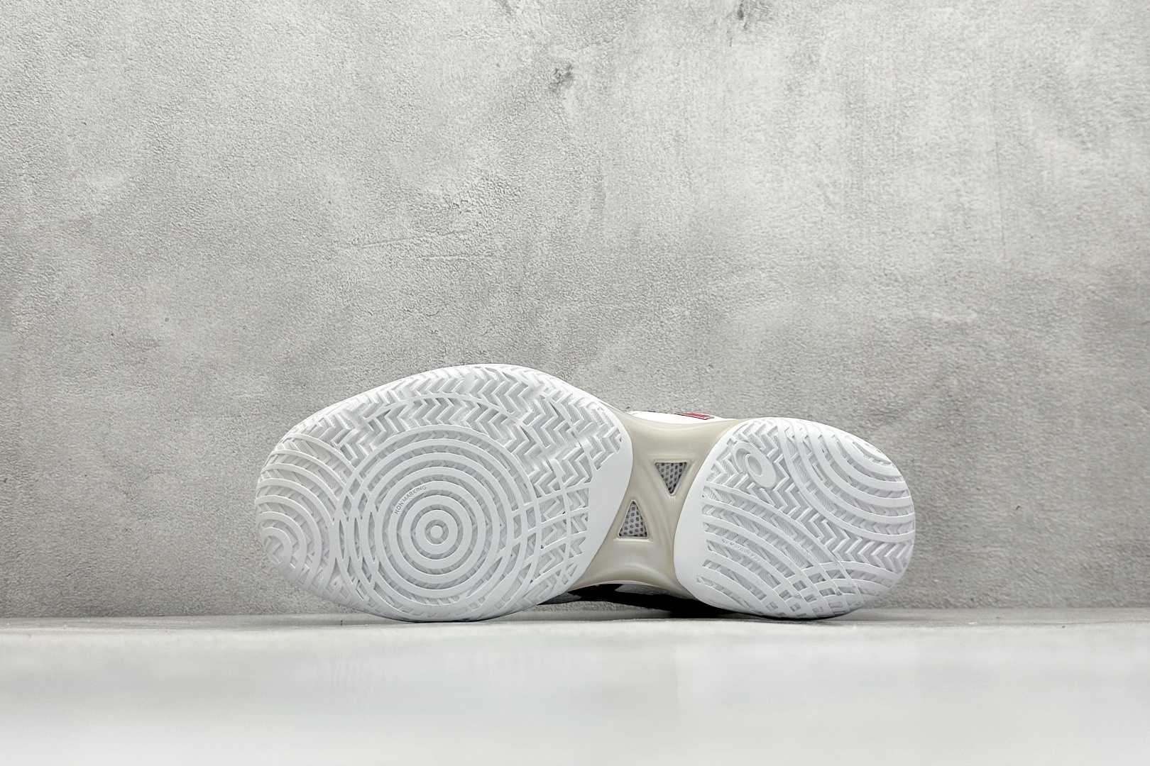 图片[4]-Asics Gelhoop V14 亚瑟士减震助弹防滑篮球鞋 中底采用了FLYTEFOAM和FLYTEFOAM PROPEL中底，提供了更加良好的缓震和回弹性。鞋底的RISETRUSS稳定片，提供稳定的同时可以提高脚步的灵活度。鞋面采用网眼和PU薄膜结合，兼具了鞋款的轻量性和透气性。延伸至前掌的RISETRUSS科技，增加推进效果，提供良好的稳定性。NON MAEKING无痕橡胶设计，减少对木地板的损伤。 货号：1063A060-104 尺码：40-45-选品中心