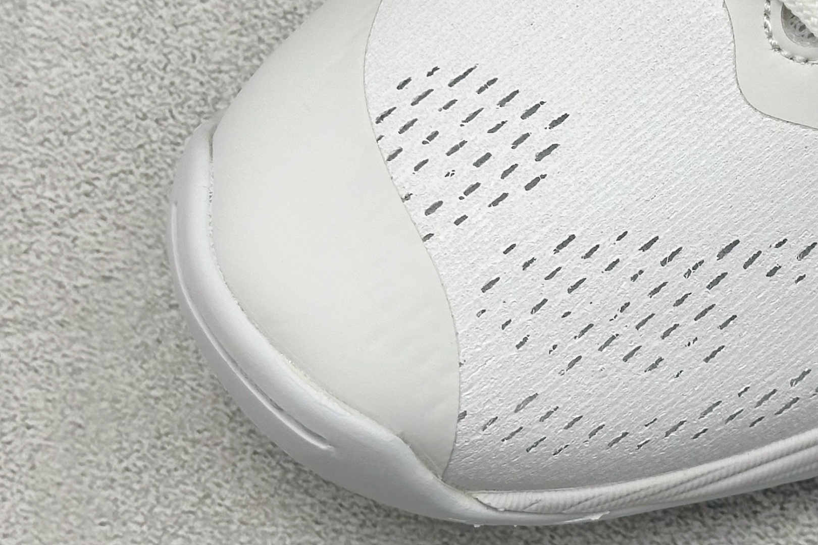 图片[7]-Asics Gelhoop V14 亚瑟士减震助弹防滑篮球鞋 中底采用了FLYTEFOAM和FLYTEFOAM PROPEL中底，提供了更加良好的缓震和回弹性。鞋底的RISETRUSS稳定片，提供稳定的同时可以提高脚步的灵活度。鞋面采用网眼和PU薄膜结合，兼具了鞋款的轻量性和透气性。延伸至前掌的RISETRUSS科技，增加推进效果，提供良好的稳定性。NON MAEKING无痕橡胶设计，减少对木地板的损伤。 货号：1063A060-104 尺码：40-45-选品中心