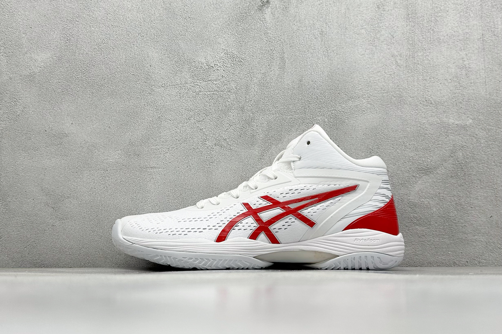 Asics Gelhoop V14 亚瑟士减震助弹防滑篮球鞋 中底采用了FLYTEFOAM和FLYTEFOAM PROPEL中底，提供了更加良好的缓震和回弹性。鞋底的RISETRUSS稳定片，提供稳定的同时可以提高脚步的灵活度。鞋面采用网眼和PU薄膜结合，兼具了鞋款的轻量性和透气性。延伸至前掌的RISETRUSS科技，增加推进效果，提供良好的稳定性。NON MAEKING无痕橡胶设计，减少对木地板的损伤。 货号：1063A060-104 尺码：40-45-选品中心