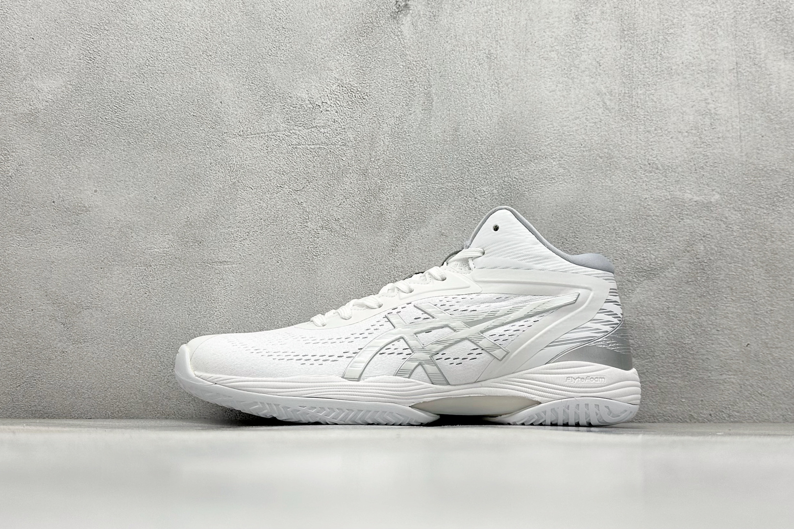 Asics Gelhoop V14 亚瑟士减震助弹防滑篮球鞋 中底采用了FLYTEFOAM和FLYTEFOAM PROPEL中底，提供了更加良好的缓震和回弹性。鞋底的RISETRUSS稳定片，提供稳定的同时可以提高脚步的灵活度。鞋面采用网眼和PU薄膜结合，兼具了鞋款的轻量性和透气性。延伸至前掌的RISETRUSS科技，增加推进效果，提供良好的稳定性。NON MAEKING无痕橡胶设计，减少对木地板的损伤。 货号：1063A050-100 尺码：40-45-选品中心