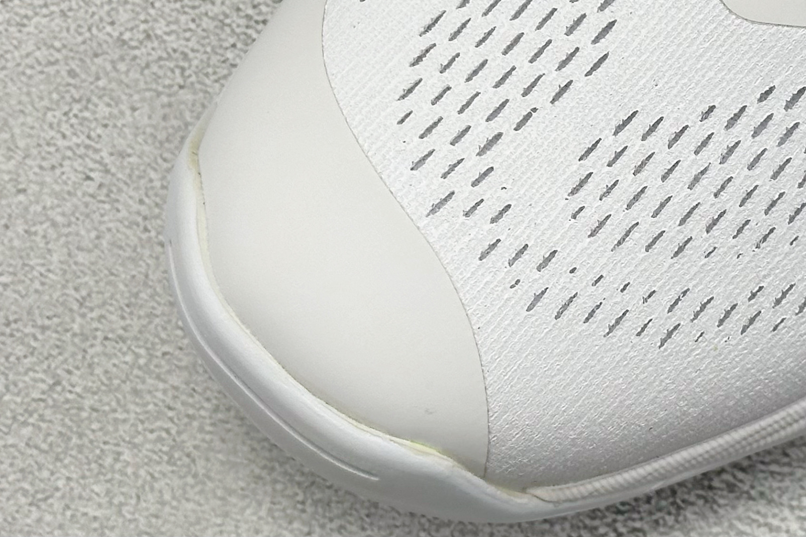 图片[7]-Asics Gelhoop V14 亚瑟士减震助弹防滑篮球鞋 中底采用了FLYTEFOAM和FLYTEFOAM PROPEL中底，提供了更加良好的缓震和回弹性。鞋底的RISETRUSS稳定片，提供稳定的同时可以提高脚步的灵活度。鞋面采用网眼和PU薄膜结合，兼具了鞋款的轻量性和透气性。延伸至前掌的RISETRUSS科技，增加推进效果，提供良好的稳定性。NON MAEKING无痕橡胶设计，减少对木地板的损伤。 货号：1063A050-100 尺码：40-45-选品中心