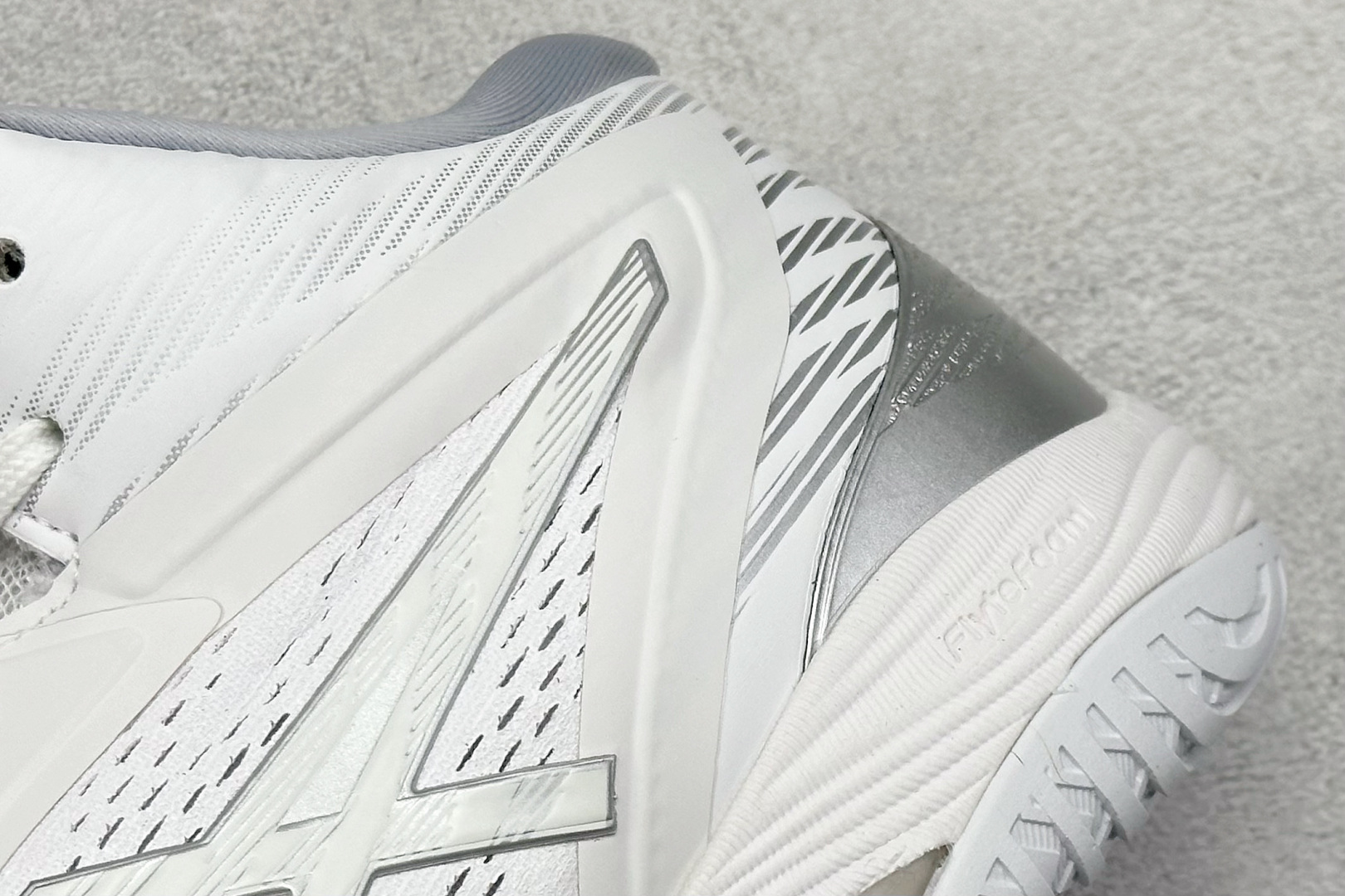 图片[9]-Asics Gelhoop V14 亚瑟士减震助弹防滑篮球鞋 中底采用了FLYTEFOAM和FLYTEFOAM PROPEL中底，提供了更加良好的缓震和回弹性。鞋底的RISETRUSS稳定片，提供稳定的同时可以提高脚步的灵活度。鞋面采用网眼和PU薄膜结合，兼具了鞋款的轻量性和透气性。延伸至前掌的RISETRUSS科技，增加推进效果，提供良好的稳定性。NON MAEKING无痕橡胶设计，减少对木地板的损伤。 货号：1063A050-100 尺码：40-45-选品中心