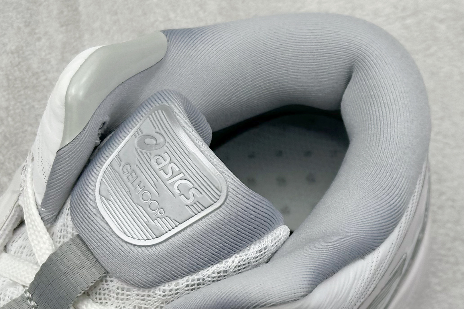 图片[8]-Asics Gelhoop V14 亚瑟士减震助弹防滑篮球鞋 中底采用了FLYTEFOAM和FLYTEFOAM PROPEL中底，提供了更加良好的缓震和回弹性。鞋底的RISETRUSS稳定片，提供稳定的同时可以提高脚步的灵活度。鞋面采用网眼和PU薄膜结合，兼具了鞋款的轻量性和透气性。延伸至前掌的RISETRUSS科技，增加推进效果，提供良好的稳定性。NON MAEKING无痕橡胶设计，减少对木地板的损伤。 货号：1063A050-100 尺码：40-45-选品中心