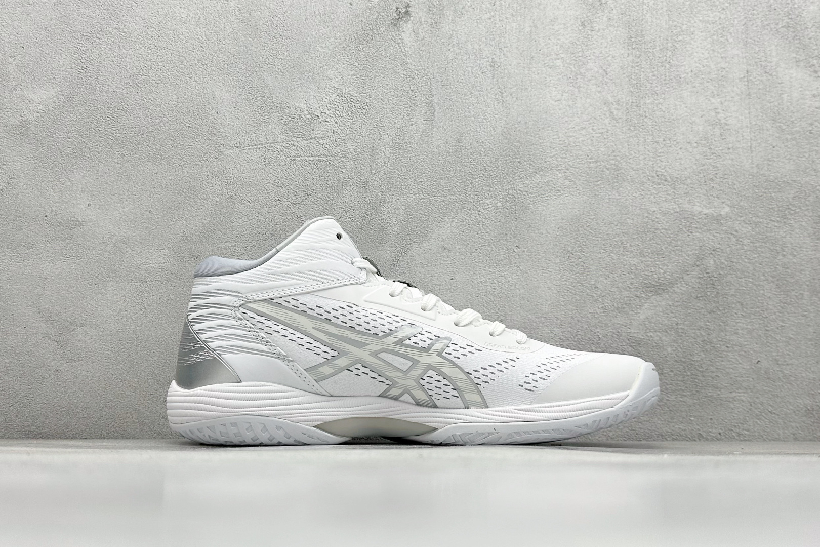 图片[2]-Asics Gelhoop V14 亚瑟士减震助弹防滑篮球鞋 中底采用了FLYTEFOAM和FLYTEFOAM PROPEL中底，提供了更加良好的缓震和回弹性。鞋底的RISETRUSS稳定片，提供稳定的同时可以提高脚步的灵活度。鞋面采用网眼和PU薄膜结合，兼具了鞋款的轻量性和透气性。延伸至前掌的RISETRUSS科技，增加推进效果，提供良好的稳定性。NON MAEKING无痕橡胶设计，减少对木地板的损伤。 货号：1063A050-100 尺码：40-45-选品中心