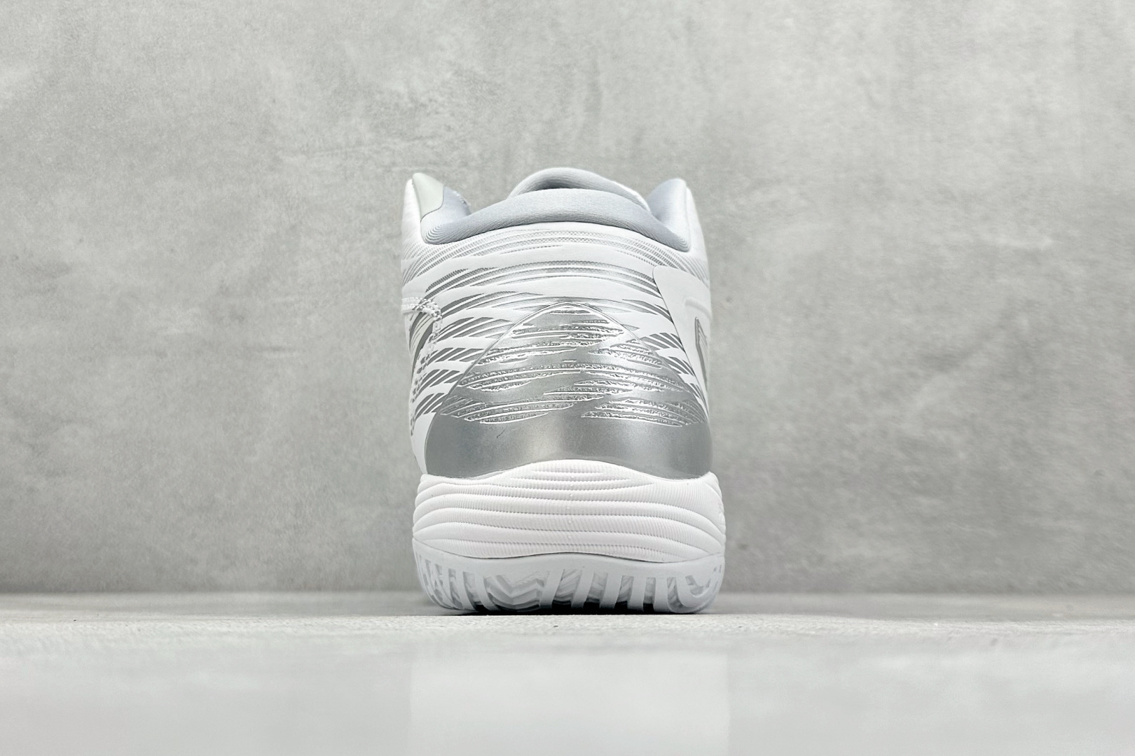 图片[6]-Asics Gelhoop V14 亚瑟士减震助弹防滑篮球鞋 中底采用了FLYTEFOAM和FLYTEFOAM PROPEL中底，提供了更加良好的缓震和回弹性。鞋底的RISETRUSS稳定片，提供稳定的同时可以提高脚步的灵活度。鞋面采用网眼和PU薄膜结合，兼具了鞋款的轻量性和透气性。延伸至前掌的RISETRUSS科技，增加推进效果，提供良好的稳定性。NON MAEKING无痕橡胶设计，减少对木地板的损伤。 货号：1063A050-100 尺码：40-45-选品中心