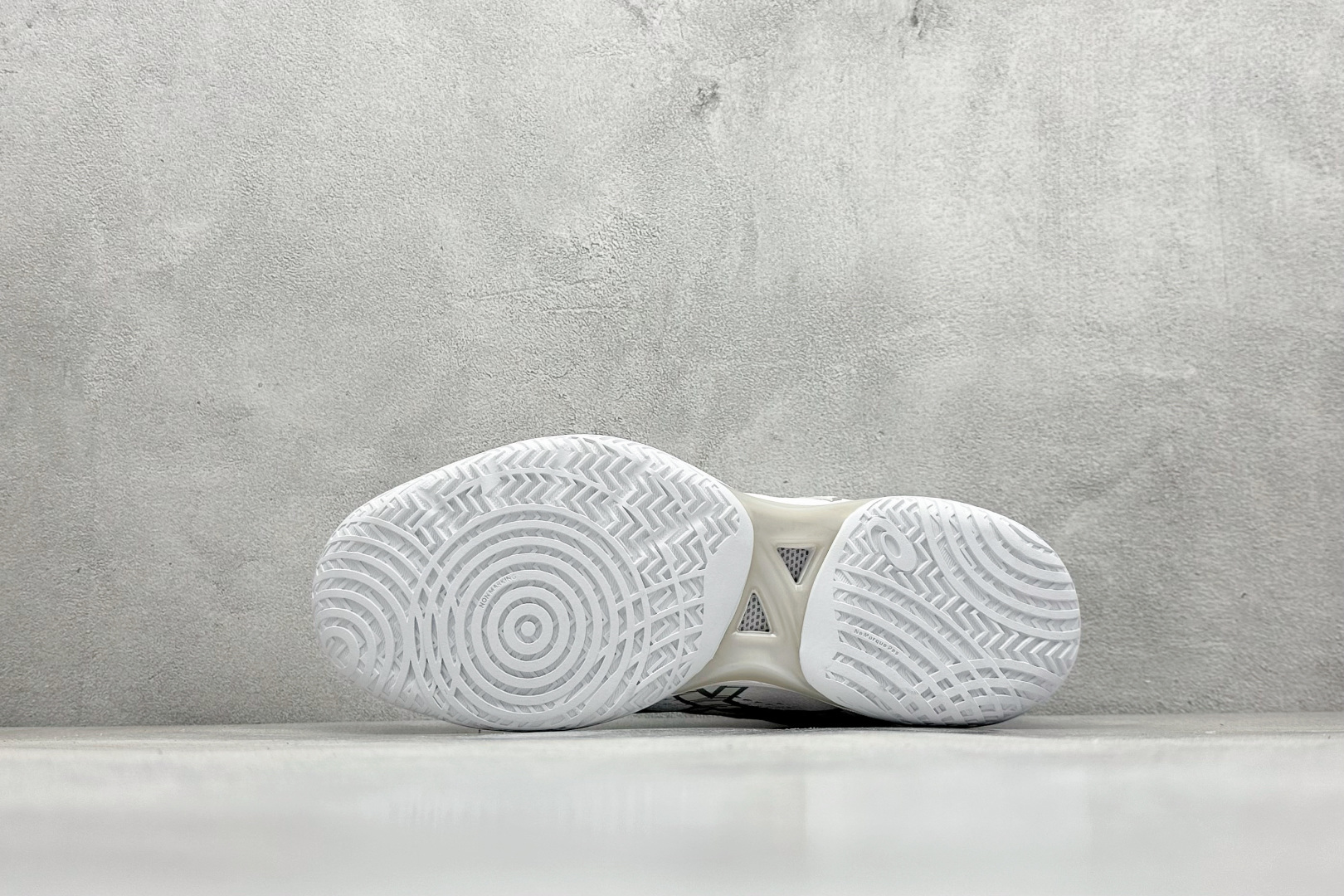 图片[4]-Asics Gelhoop V14 亚瑟士减震助弹防滑篮球鞋 中底采用了FLYTEFOAM和FLYTEFOAM PROPEL中底，提供了更加良好的缓震和回弹性。鞋底的RISETRUSS稳定片，提供稳定的同时可以提高脚步的灵活度。鞋面采用网眼和PU薄膜结合，兼具了鞋款的轻量性和透气性。延伸至前掌的RISETRUSS科技，增加推进效果，提供良好的稳定性。NON MAEKING无痕橡胶设计，减少对木地板的损伤。 货号：1063A050-100 尺码：40-45-选品中心