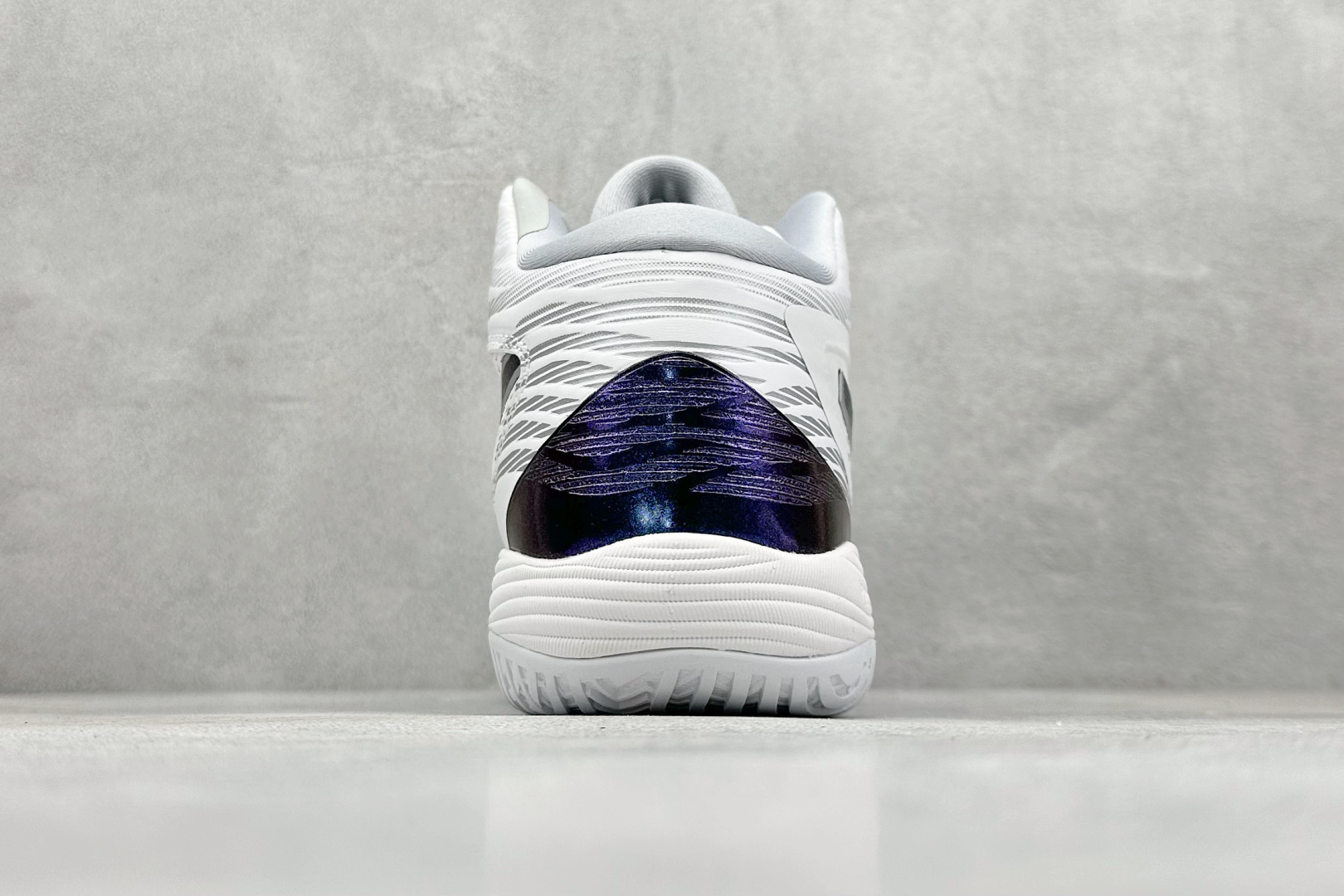 图片[6]-Asics Gelhoop V14 亚瑟士减震助弹防滑篮球鞋 中底采用了FLYTEFOAM和FLYTEFOAM PROPEL中底，提供了更加良好的缓震和回弹性。鞋底的RISETRUSS稳定片，提供稳定的同时可以提高脚步的灵活度。鞋面采用网眼和PU薄膜结合，兼具了鞋款的轻量性和透气性。延伸至前掌的RISETRUSS科技，增加推进效果，提供良好的稳定性。NON MAEKING无痕橡胶设计，减少对木地板的损伤。 货号：1063A050-101 尺码：40-45-选品中心