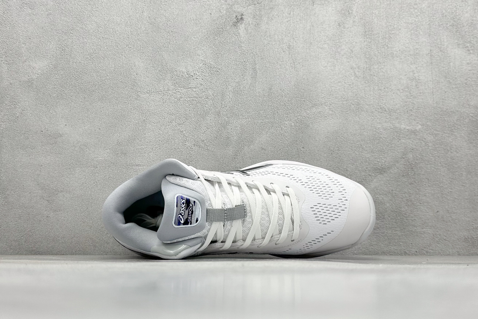 图片[3]-Asics Gelhoop V14 亚瑟士减震助弹防滑篮球鞋 中底采用了FLYTEFOAM和FLYTEFOAM PROPEL中底，提供了更加良好的缓震和回弹性。鞋底的RISETRUSS稳定片，提供稳定的同时可以提高脚步的灵活度。鞋面采用网眼和PU薄膜结合，兼具了鞋款的轻量性和透气性。延伸至前掌的RISETRUSS科技，增加推进效果，提供良好的稳定性。NON MAEKING无痕橡胶设计，减少对木地板的损伤。 货号：1063A050-101 尺码：40-45-选品中心