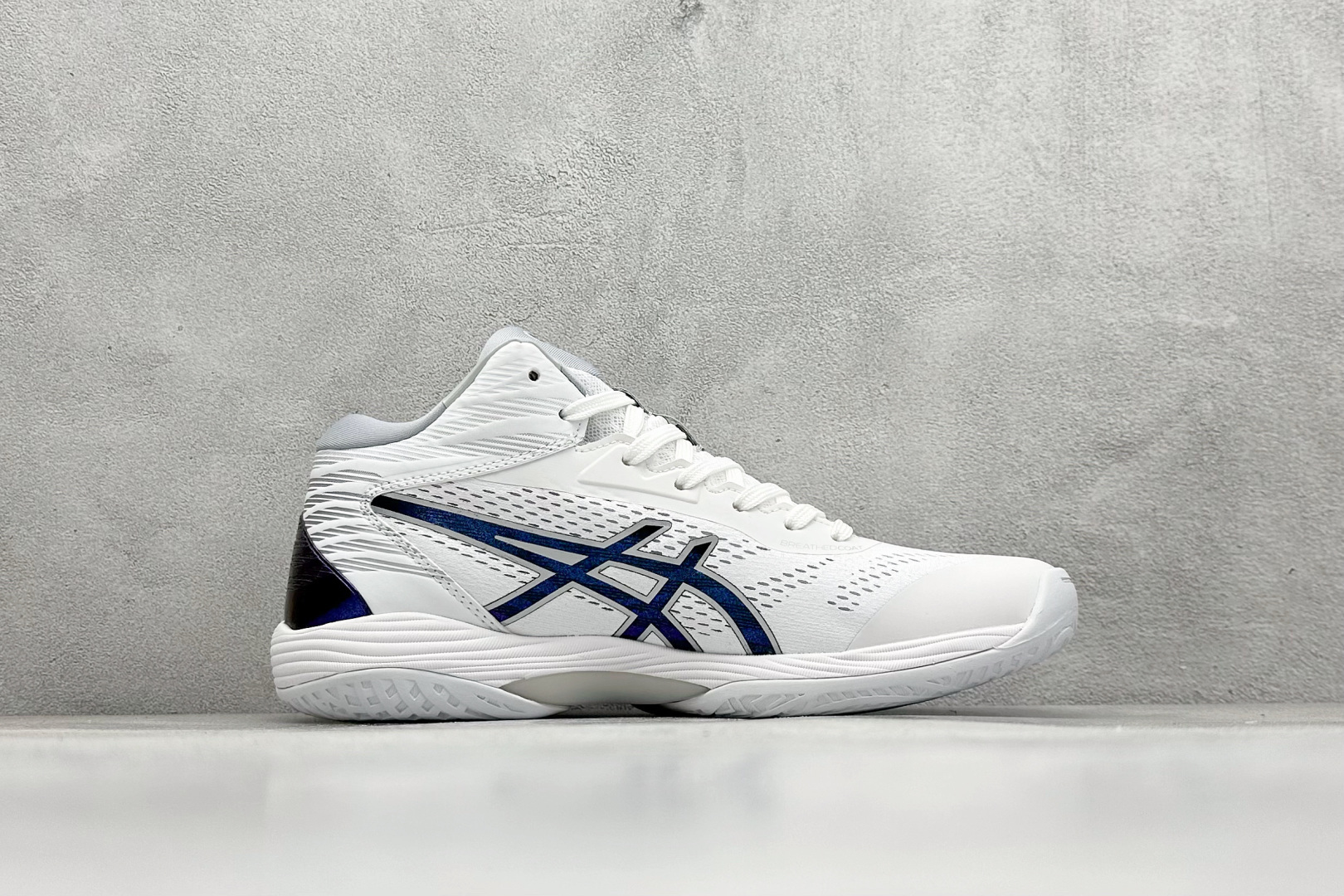 图片[2]-Asics Gelhoop V14 亚瑟士减震助弹防滑篮球鞋 中底采用了FLYTEFOAM和FLYTEFOAM PROPEL中底，提供了更加良好的缓震和回弹性。鞋底的RISETRUSS稳定片，提供稳定的同时可以提高脚步的灵活度。鞋面采用网眼和PU薄膜结合，兼具了鞋款的轻量性和透气性。延伸至前掌的RISETRUSS科技，增加推进效果，提供良好的稳定性。NON MAEKING无痕橡胶设计，减少对木地板的损伤。 货号：1063A050-101 尺码：40-45-选品中心