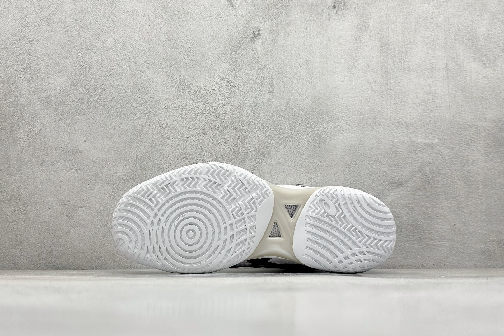 图片[4]-Asics Gelhoop V14 亚瑟士减震助弹防滑篮球鞋 中底采用了FLYTEFOAM和FLYTEFOAM PROPEL中底，提供了更加良好的缓震和回弹性。鞋底的RISETRUSS稳定片，提供稳定的同时可以提高脚步的灵活度。鞋面采用网眼和PU薄膜结合，兼具了鞋款的轻量性和透气性。延伸至前掌的RISETRUSS科技，增加推进效果，提供良好的稳定性。NON MAEKING无痕橡胶设计，减少对木地板的损伤。 货号：1063A050-101 尺码：40-45-选品中心