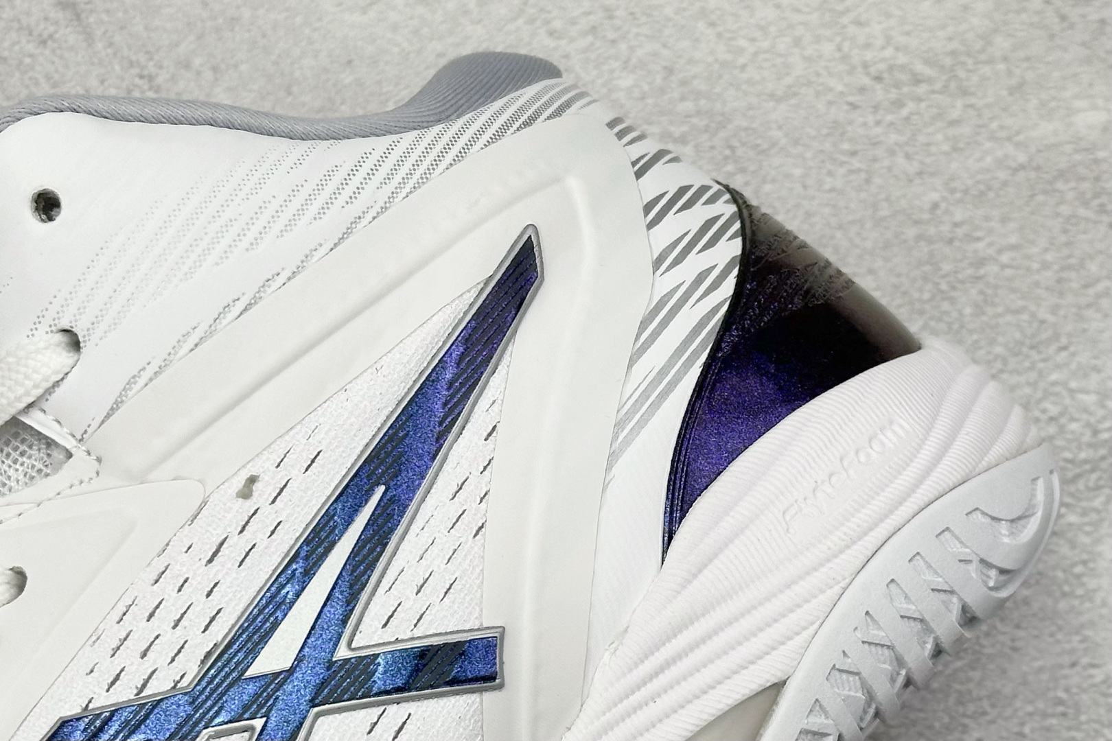 图片[9]-Asics Gelhoop V14 亚瑟士减震助弹防滑篮球鞋 中底采用了FLYTEFOAM和FLYTEFOAM PROPEL中底，提供了更加良好的缓震和回弹性。鞋底的RISETRUSS稳定片，提供稳定的同时可以提高脚步的灵活度。鞋面采用网眼和PU薄膜结合，兼具了鞋款的轻量性和透气性。延伸至前掌的RISETRUSS科技，增加推进效果，提供良好的稳定性。NON MAEKING无痕橡胶设计，减少对木地板的损伤。 货号：1063A050-101 尺码：40-45-选品中心