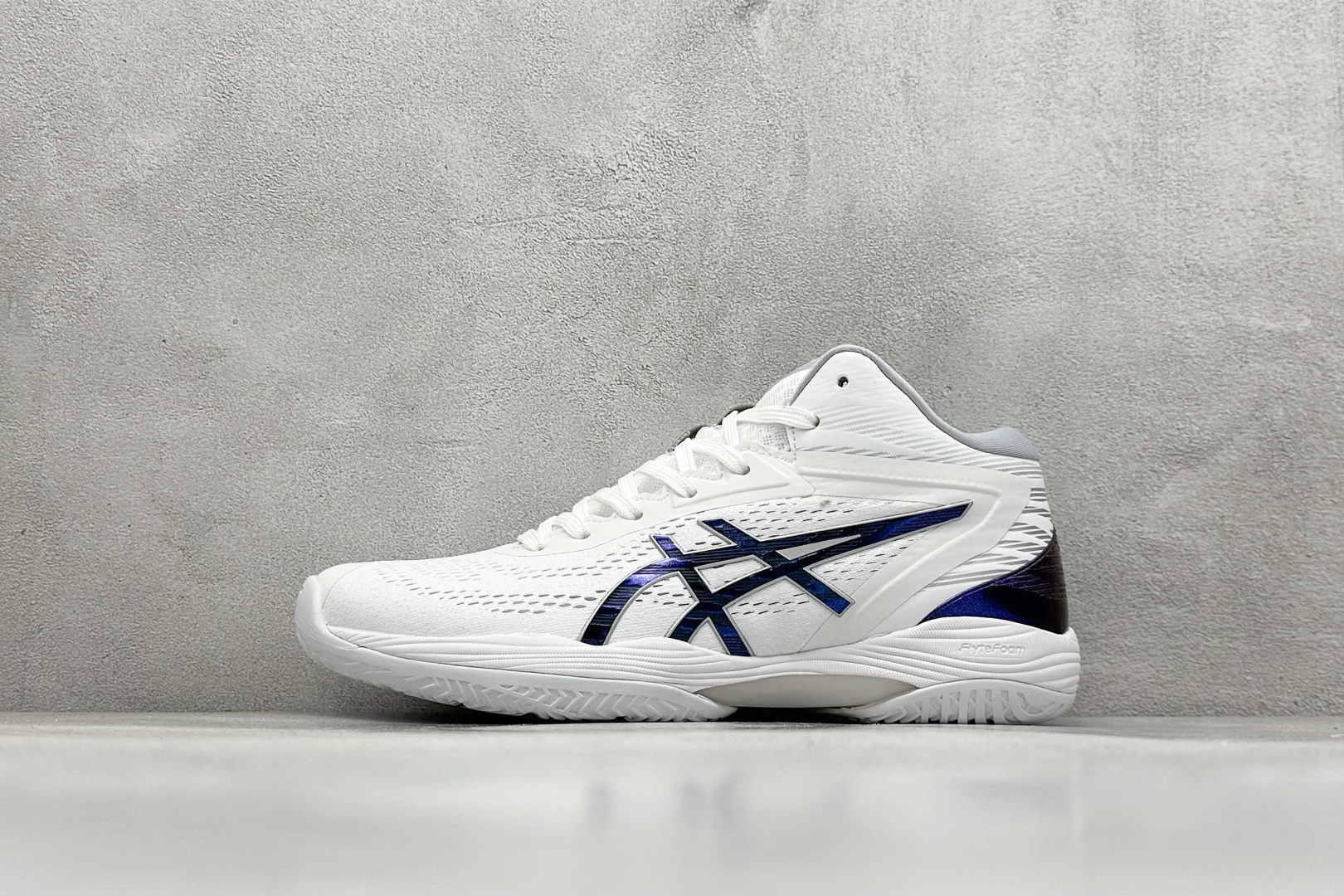 Asics Gelhoop V14 亚瑟士减震助弹防滑篮球鞋 中底采用了FLYTEFOAM和FLYTEFOAM PROPEL中底，提供了更加良好的缓震和回弹性。鞋底的RISETRUSS稳定片，提供稳定的同时可以提高脚步的灵活度。鞋面采用网眼和PU薄膜结合，兼具了鞋款的轻量性和透气性。延伸至前掌的RISETRUSS科技，增加推进效果，提供良好的稳定性。NON MAEKING无痕橡胶设计，减少对木地板的损伤。 货号：1063A050-101 尺码：40-45-选品中心