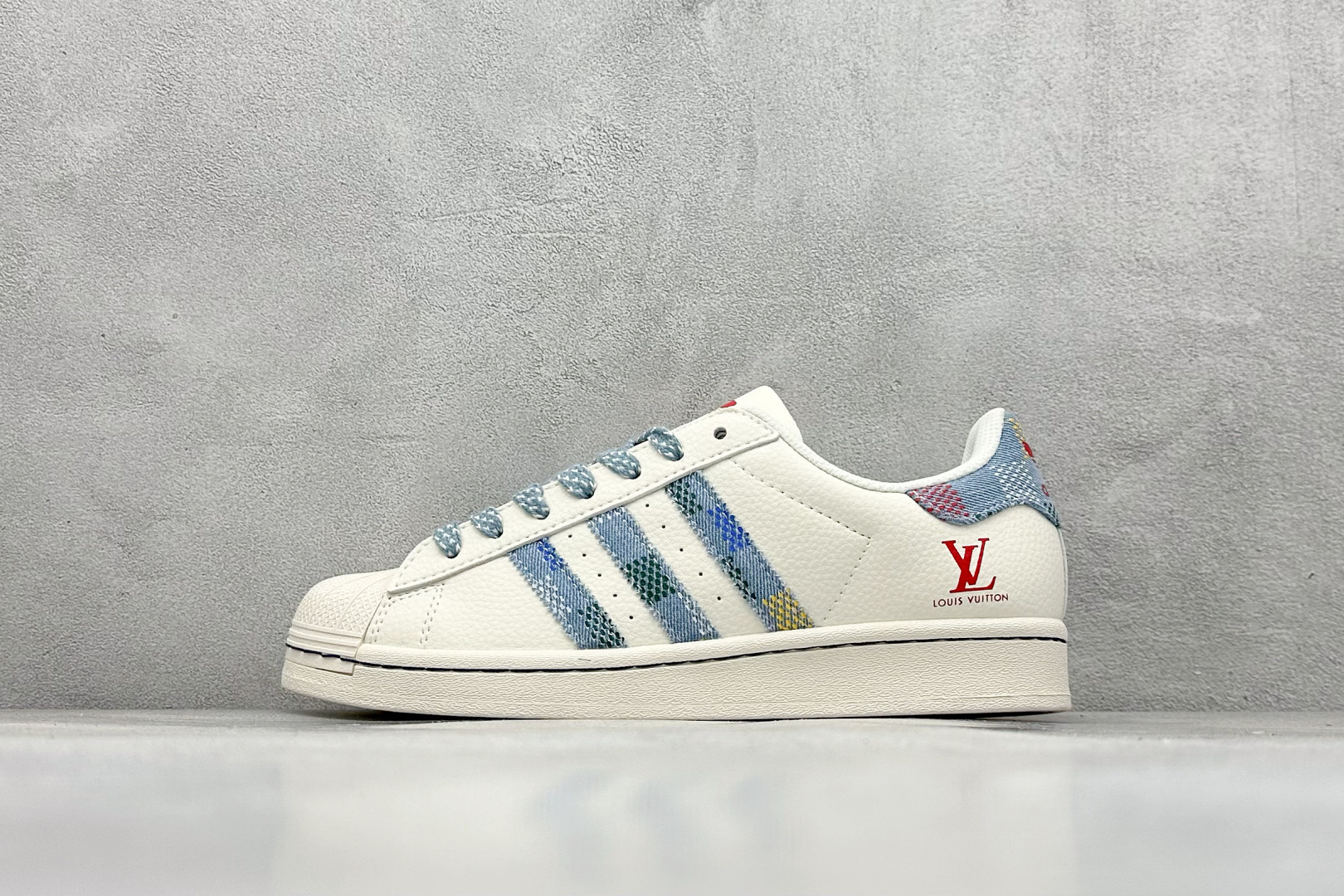 AD Originals Superstar x Louis Vuitton 白蓝 采用全新头层拼接皮革材质 后跟采用特色3D立体印字 渠道正品订单 诠释市场最高工艺水平 全鞋进口头层皮料打造 区别市面普通真标版本，进出专柜无压力 货号：HS3084 尺码：36-45-选品中心