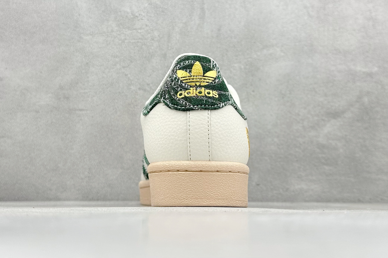 图片[6]-AD Originals Superstar x BAPE 白绿棕 采用全新头层拼接皮革材质 后跟采用特色3D立体印字 渠道正品订单 诠释市场最高工艺水平 全鞋进口头层皮料打造 区别市面普通真标版本，进出专柜无压力 货号：HS3087 尺码：36-45-选品中心