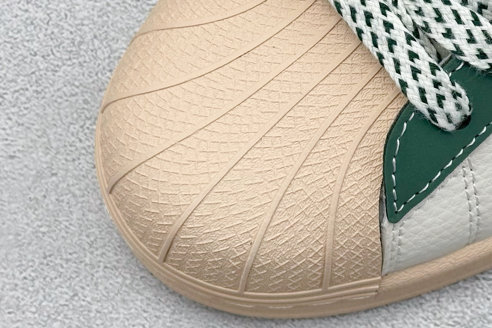 图片[7]-AD Originals Superstar x BAPE 白绿棕 采用全新头层拼接皮革材质 后跟采用特色3D立体印字 渠道正品订单 诠释市场最高工艺水平 全鞋进口头层皮料打造 区别市面普通真标版本，进出专柜无压力 货号：HS3087 尺码：36-45-选品中心