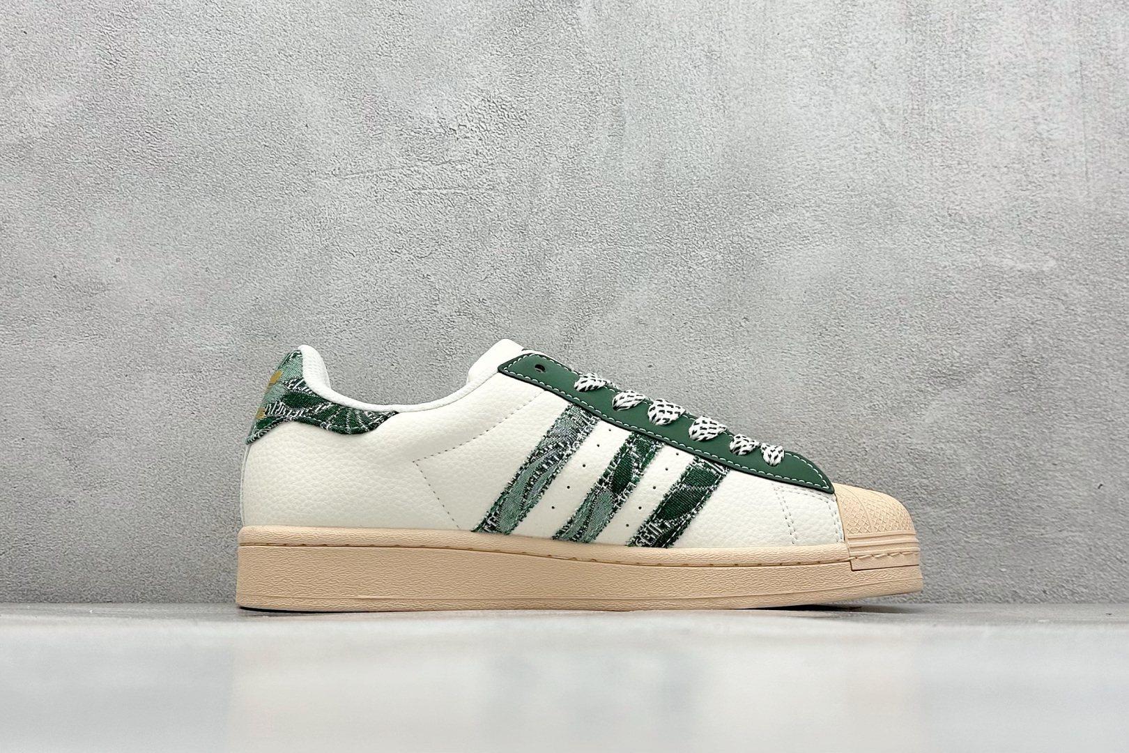 图片[2]-AD Originals Superstar x BAPE 白绿棕 采用全新头层拼接皮革材质 后跟采用特色3D立体印字 渠道正品订单 诠释市场最高工艺水平 全鞋进口头层皮料打造 区别市面普通真标版本，进出专柜无压力 货号：HS3087 尺码：36-45-选品中心