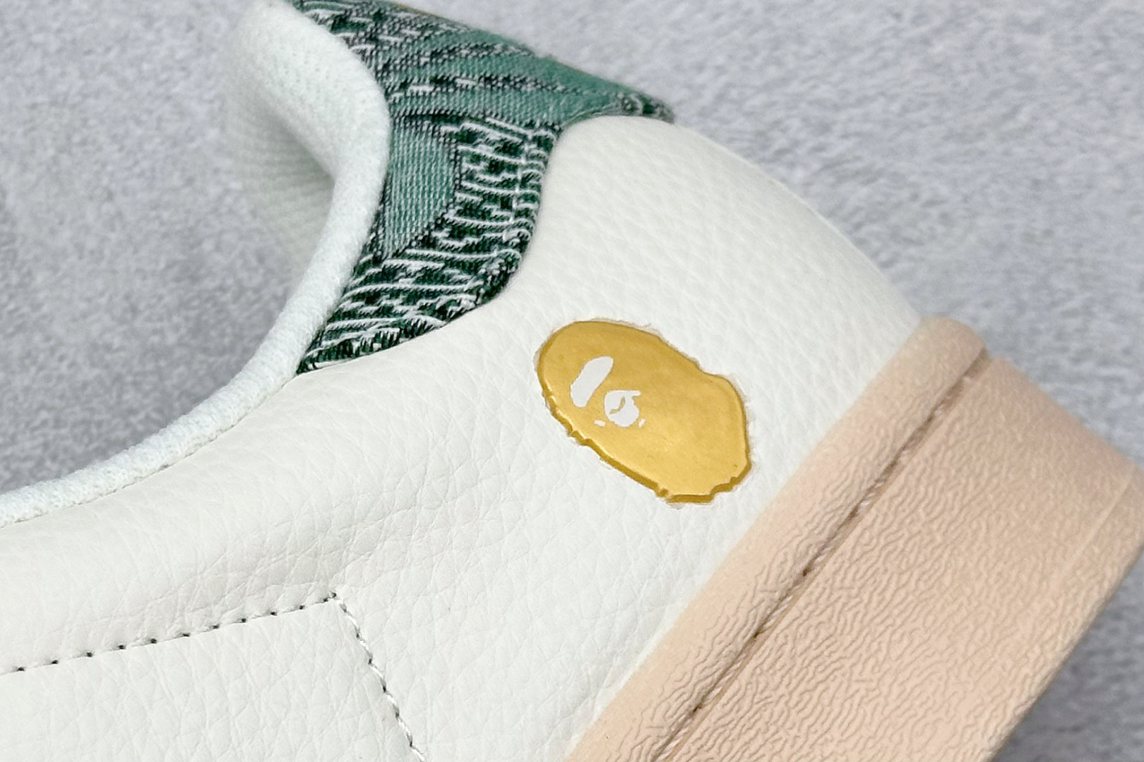 图片[9]-AD Originals Superstar x BAPE 白绿棕 采用全新头层拼接皮革材质 后跟采用特色3D立体印字 渠道正品订单 诠释市场最高工艺水平 全鞋进口头层皮料打造 区别市面普通真标版本，进出专柜无压力 货号：HS3087 尺码：36-45-选品中心