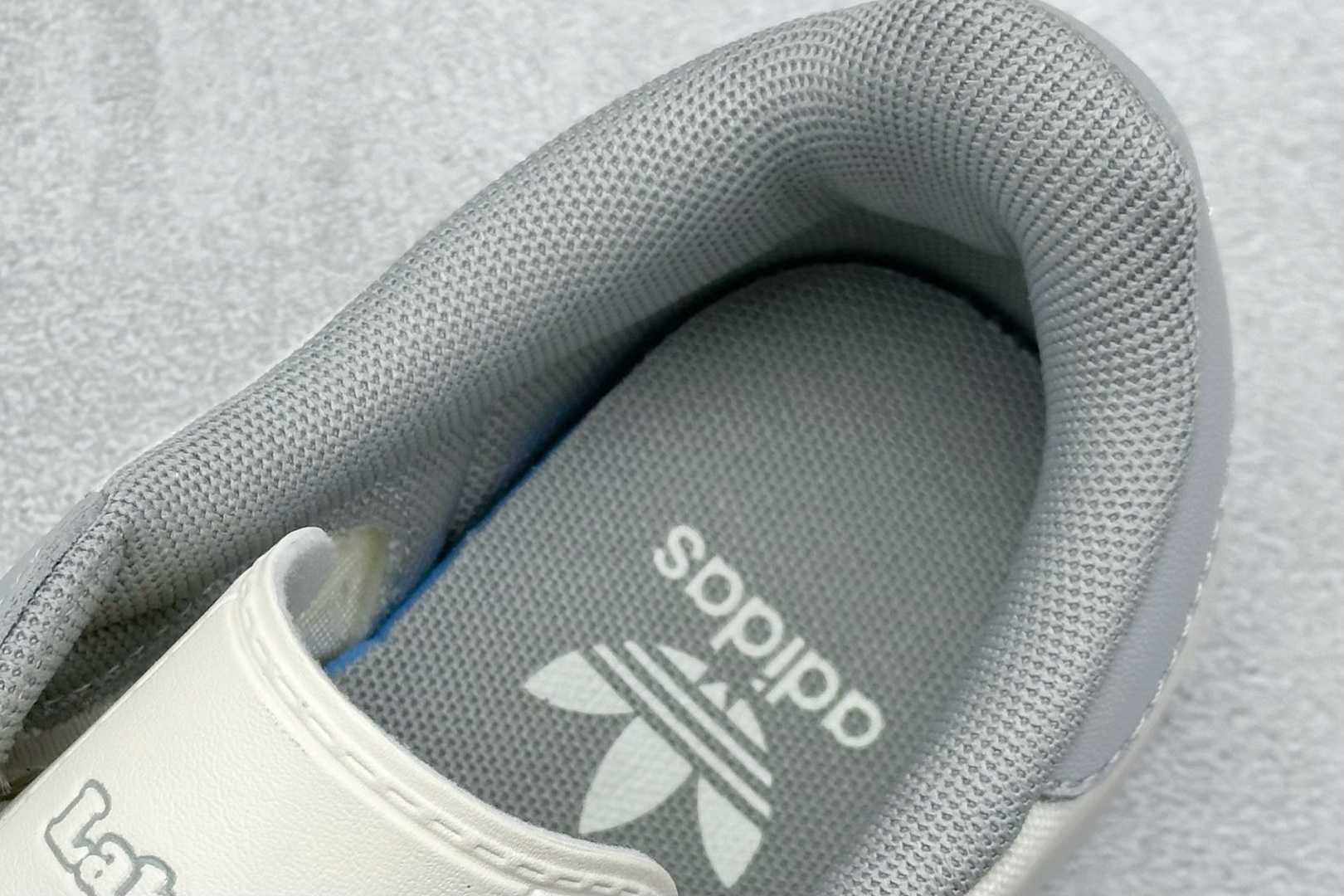 图片[8]-adidas originals Samba OG 灰白拉布布 桑巴舞系列复古经典轻便板鞋 此款以简约大方的造型设计 给人以随性休闲的时尚格调 穿着舒适轻便，运动灵活自如 满足日常个性穿搭 货号：DM1234 015 尺码：36 36.5 37 38 38.5 39 40-选品中心