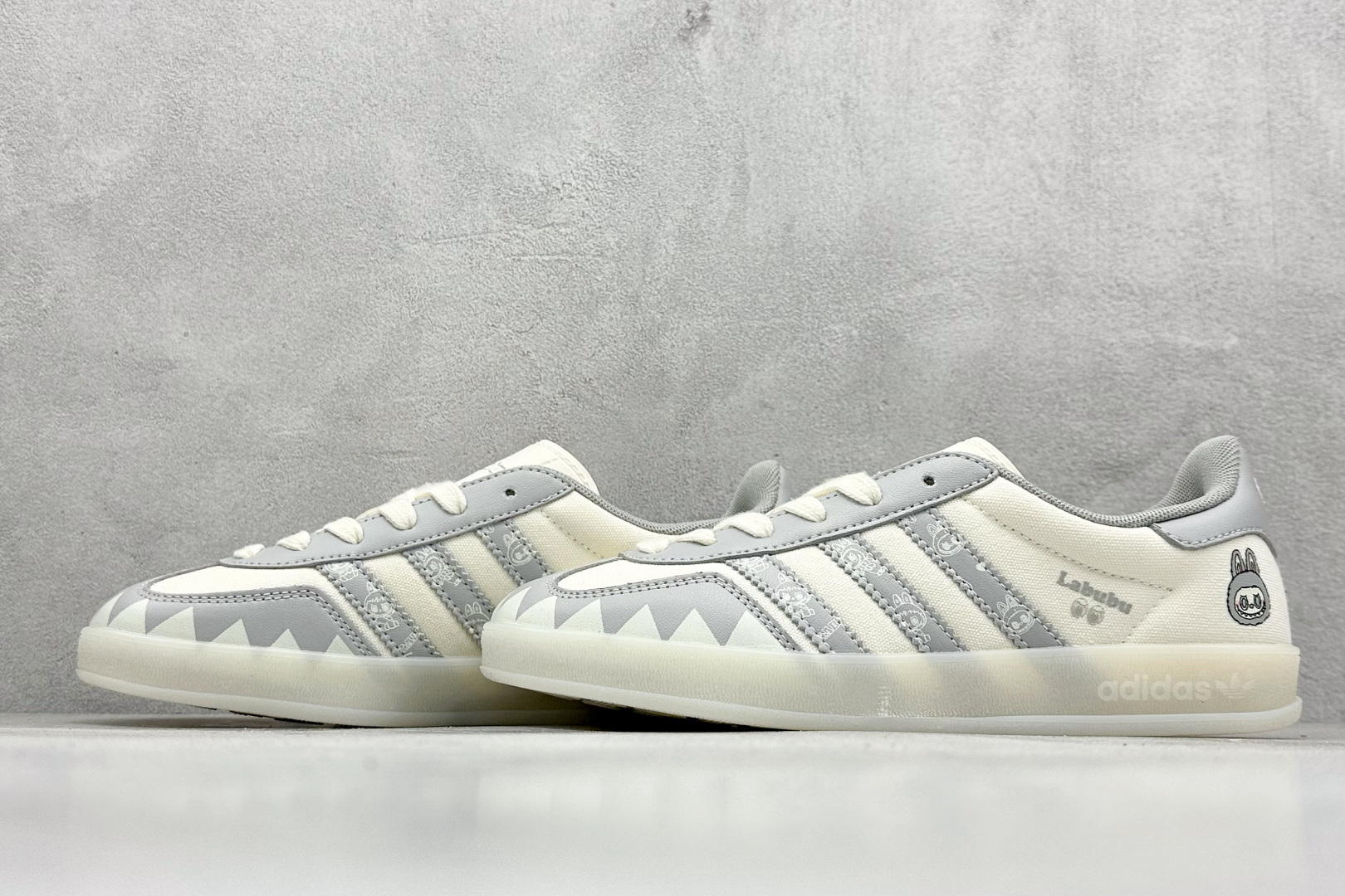 图片[5]-adidas originals Samba OG 灰白拉布布 桑巴舞系列复古经典轻便板鞋 此款以简约大方的造型设计 给人以随性休闲的时尚格调 穿着舒适轻便，运动灵活自如 满足日常个性穿搭 货号：DM1234 015 尺码：36 36.5 37 38 38.5 39 40-选品中心