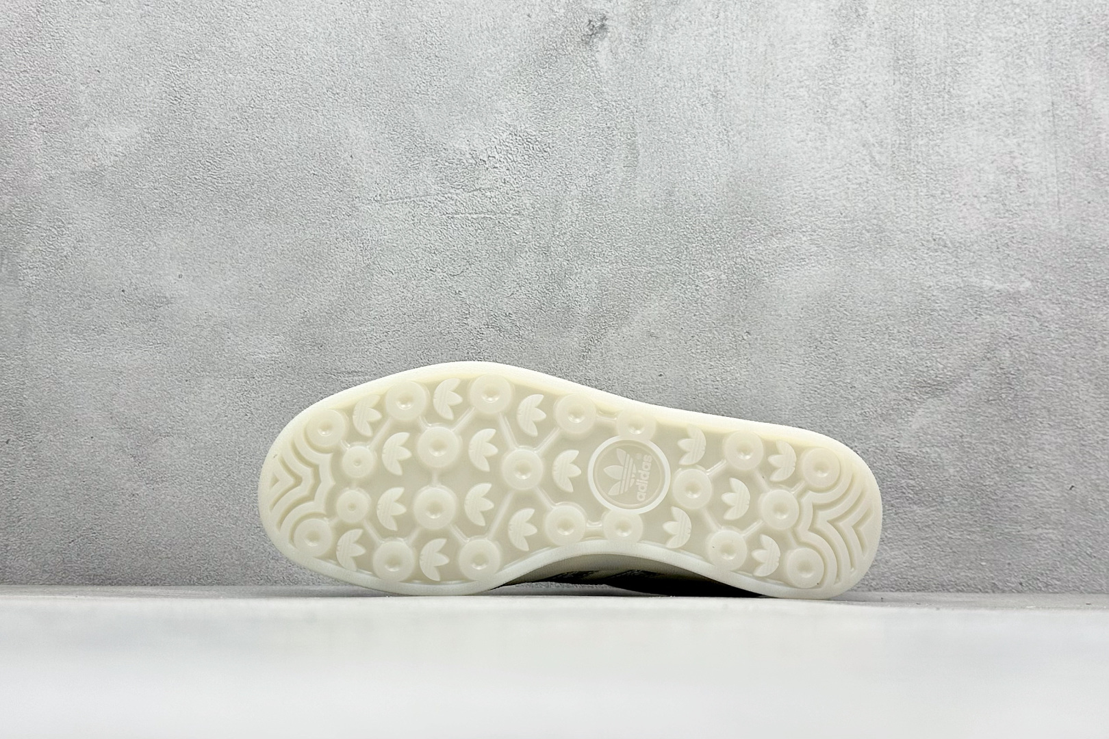 图片[4]-adidas originals Samba OG 灰白拉布布 桑巴舞系列复古经典轻便板鞋 此款以简约大方的造型设计 给人以随性休闲的时尚格调 穿着舒适轻便，运动灵活自如 满足日常个性穿搭 货号：DM1234 015 尺码：36 36.5 37 38 38.5 39 40-选品中心