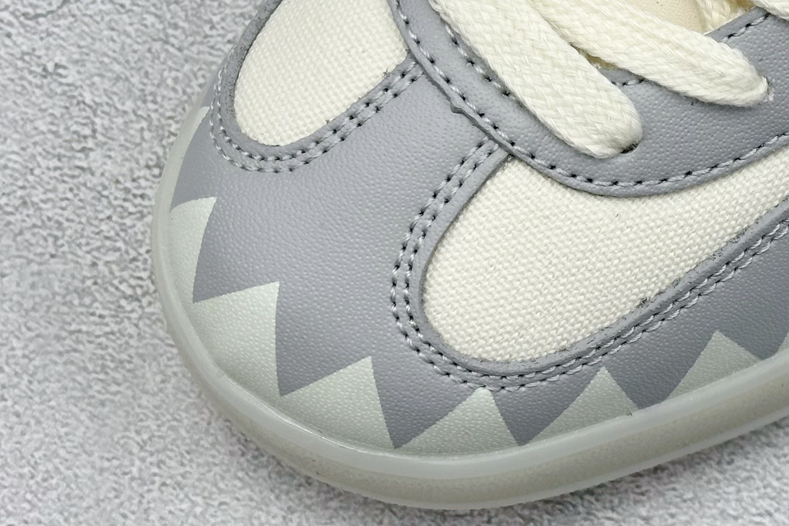 图片[7]-adidas originals Samba OG 灰白拉布布 桑巴舞系列复古经典轻便板鞋 此款以简约大方的造型设计 给人以随性休闲的时尚格调 穿着舒适轻便，运动灵活自如 满足日常个性穿搭 货号：DM1234 015 尺码：36 36.5 37 38 38.5 39 40-选品中心