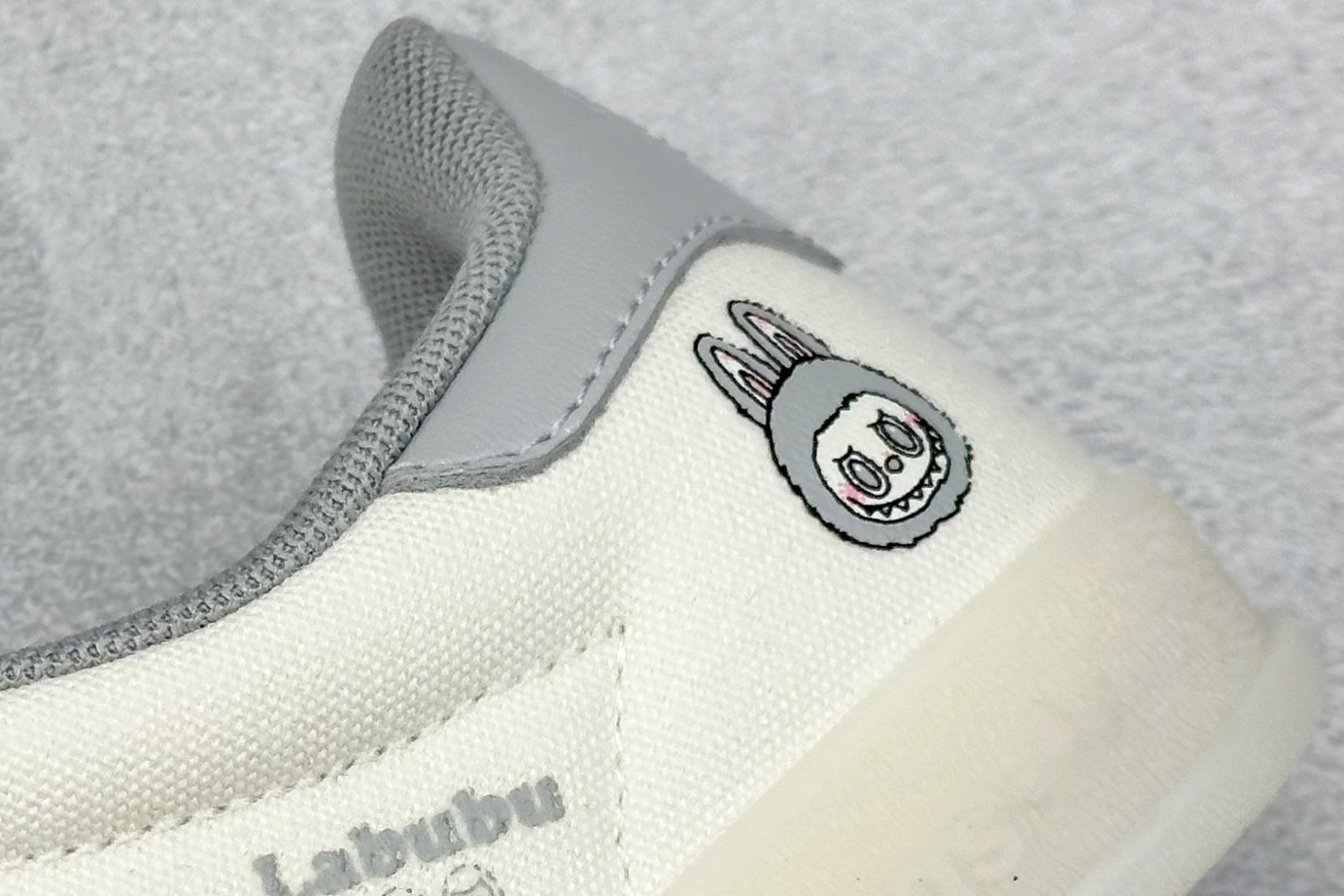 图片[9]-adidas originals Samba OG 灰白拉布布 桑巴舞系列复古经典轻便板鞋 此款以简约大方的造型设计 给人以随性休闲的时尚格调 穿着舒适轻便，运动灵活自如 满足日常个性穿搭 货号：DM1234 015 尺码：36 36.5 37 38 38.5 39 40-选品中心