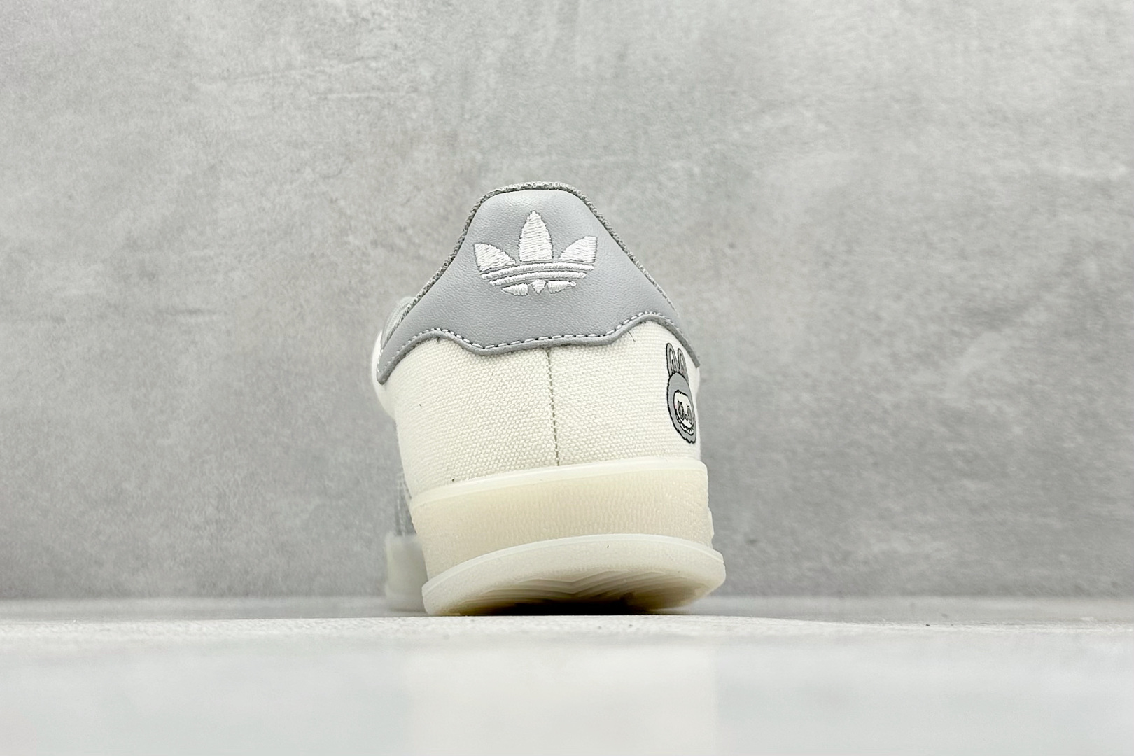 图片[6]-adidas originals Samba OG 灰白拉布布 桑巴舞系列复古经典轻便板鞋 此款以简约大方的造型设计 给人以随性休闲的时尚格调 穿着舒适轻便，运动灵活自如 满足日常个性穿搭 货号：DM1234 015 尺码：36 36.5 37 38 38.5 39 40-选品中心