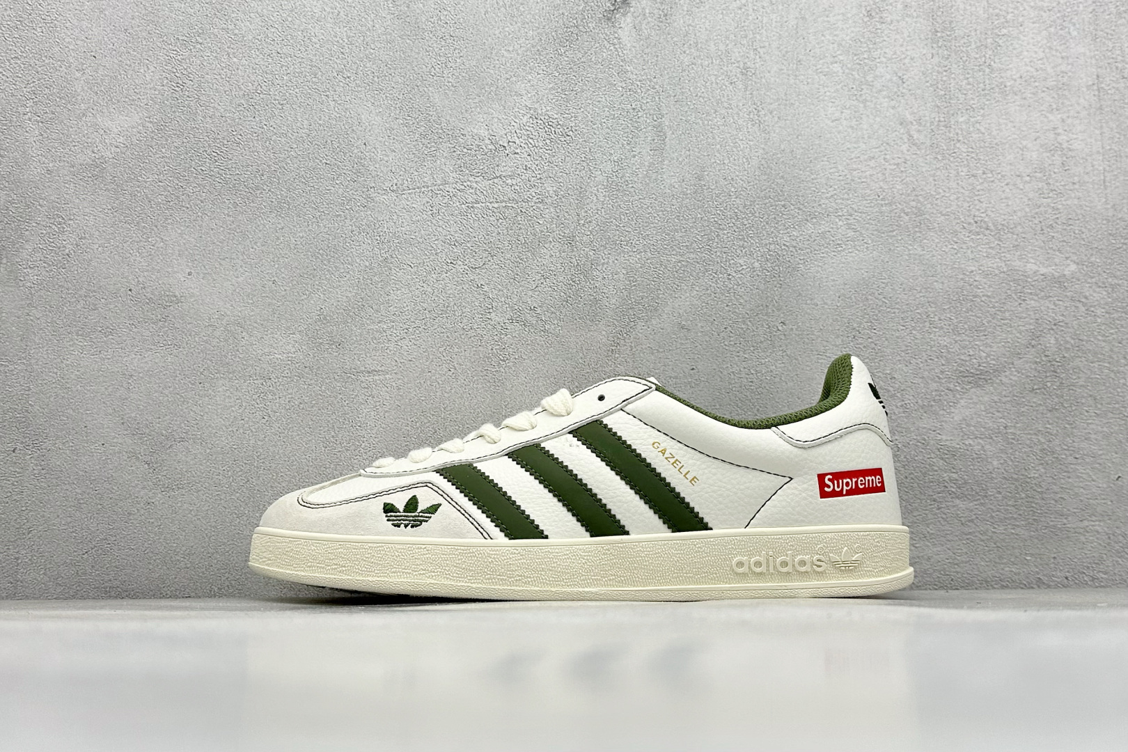 adidas originals Samba OG x Supreme 灰白绿 桑巴舞系列复古经典轻便板鞋 此款以简约大方的造型设计 给人以随性休闲的时尚格调 穿着舒适轻便，运动灵活自如 满足日常个性穿搭 货号：XD6188 103 尺码：36 36.5 37 38 38.5 39 40 40.5 41 42 42.5 43 44 44.5 45-选品中心