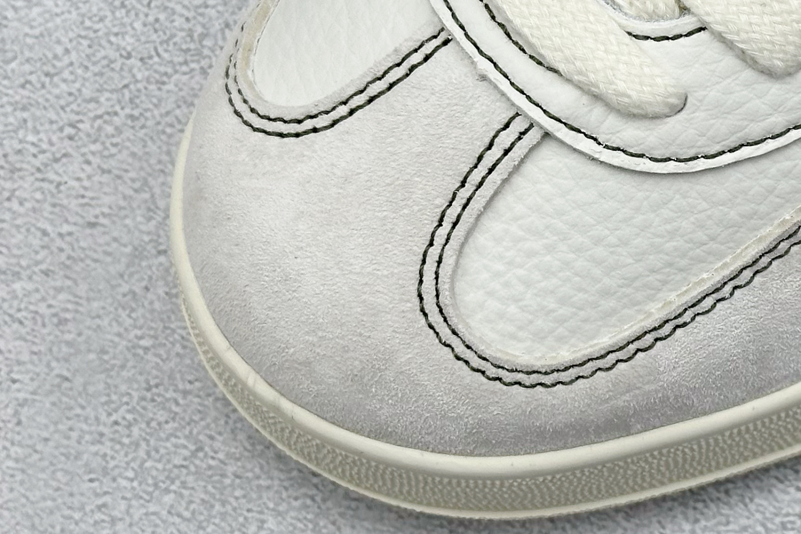 图片[7]-adidas originals Samba OG x Supreme 灰白绿 桑巴舞系列复古经典轻便板鞋 此款以简约大方的造型设计 给人以随性休闲的时尚格调 穿着舒适轻便，运动灵活自如 满足日常个性穿搭 货号：XD6188 103 尺码：36 36.5 37 38 38.5 39 40 40.5 41 42 42.5 43 44 44.5 45-选品中心