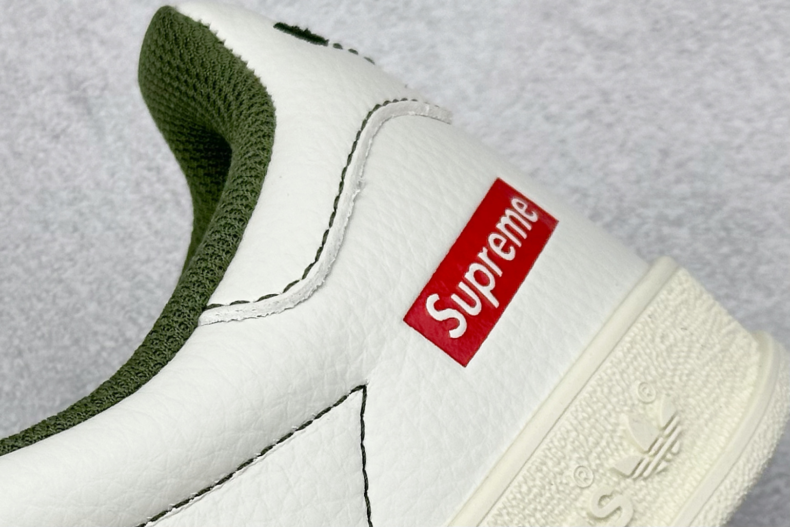 图片[9]-adidas originals Samba OG x Supreme 灰白绿 桑巴舞系列复古经典轻便板鞋 此款以简约大方的造型设计 给人以随性休闲的时尚格调 穿着舒适轻便，运动灵活自如 满足日常个性穿搭 货号：XD6188 103 尺码：36 36.5 37 38 38.5 39 40 40.5 41 42 42.5 43 44 44.5 45-选品中心