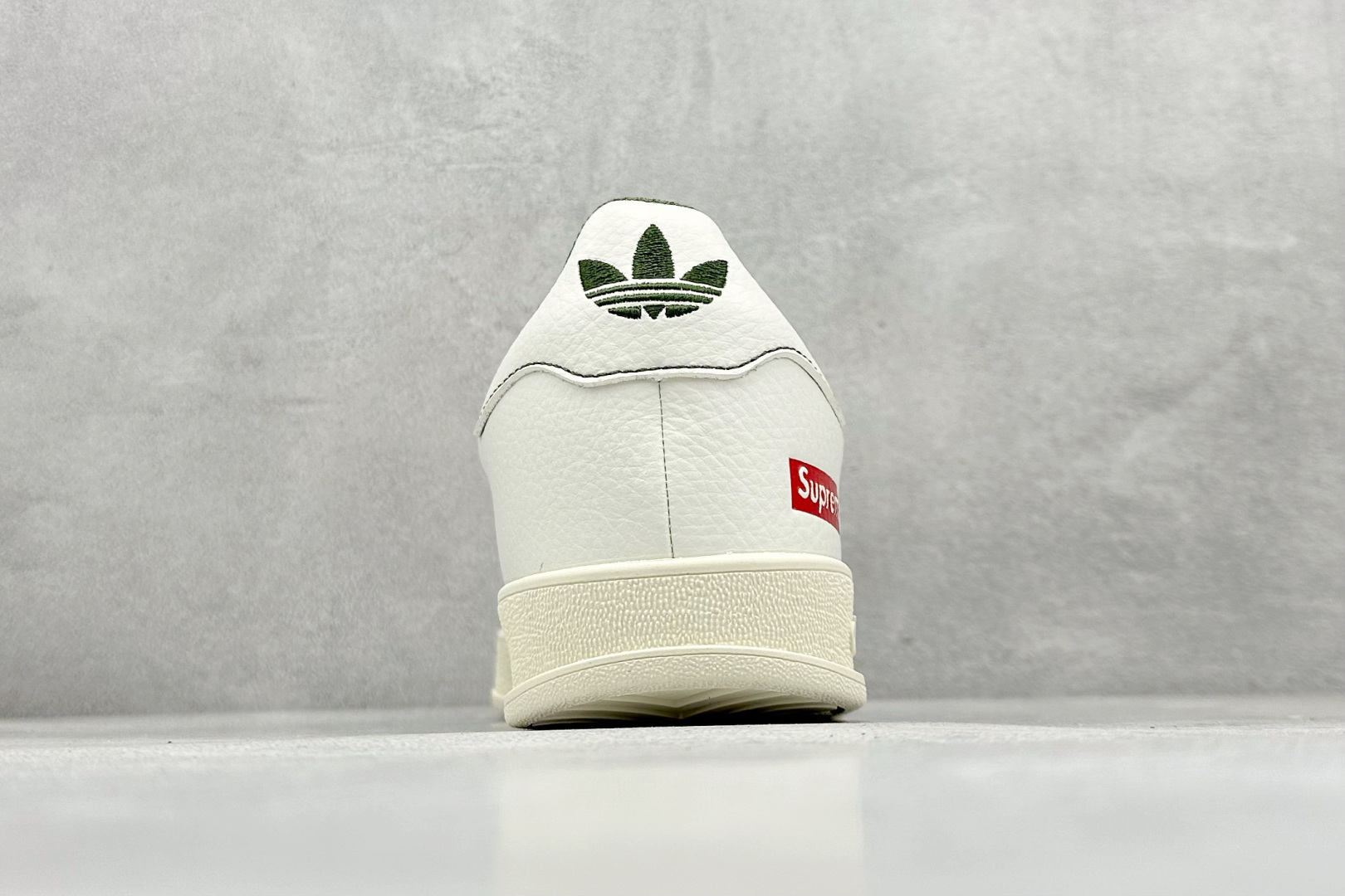 图片[6]-adidas originals Samba OG x Supreme 灰白绿 桑巴舞系列复古经典轻便板鞋 此款以简约大方的造型设计 给人以随性休闲的时尚格调 穿着舒适轻便，运动灵活自如 满足日常个性穿搭 货号：XD6188 103 尺码：36 36.5 37 38 38.5 39 40 40.5 41 42 42.5 43 44 44.5 45-选品中心
